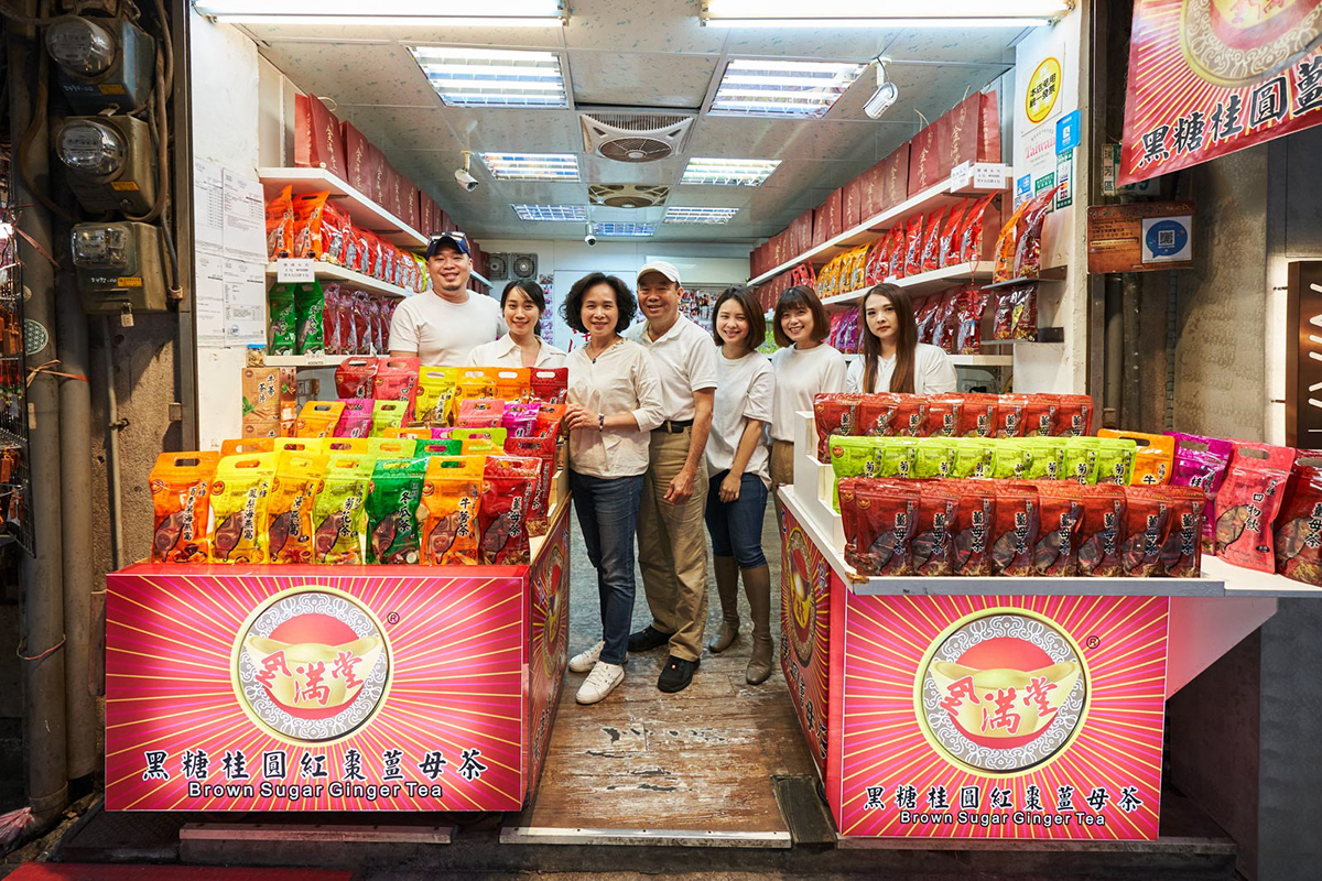金滿堂團隊在店內陳列前的合照