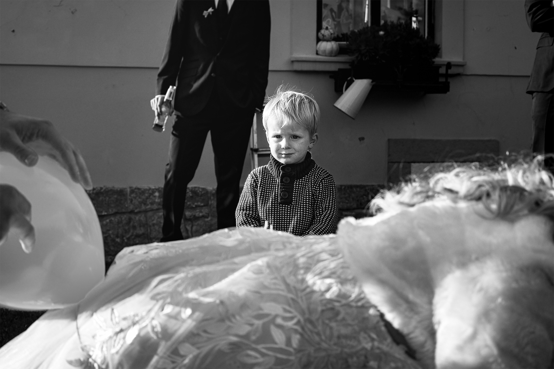 Moment udiveného malého kluka na černobílé fotografii