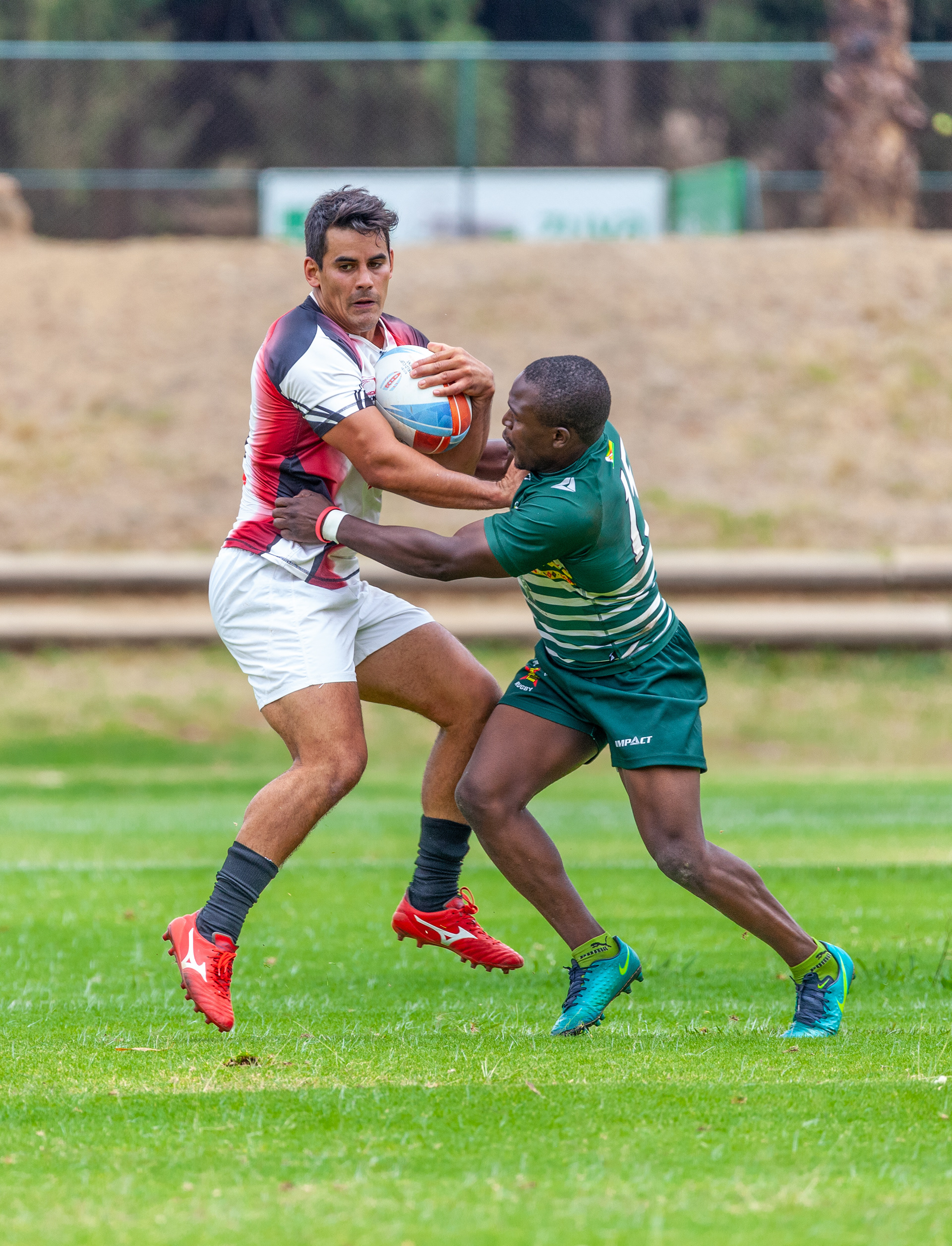 © Charmaine Chitate. Glen Walters contests a tackle from Chetaahs speedstar, Stephan Hunduza