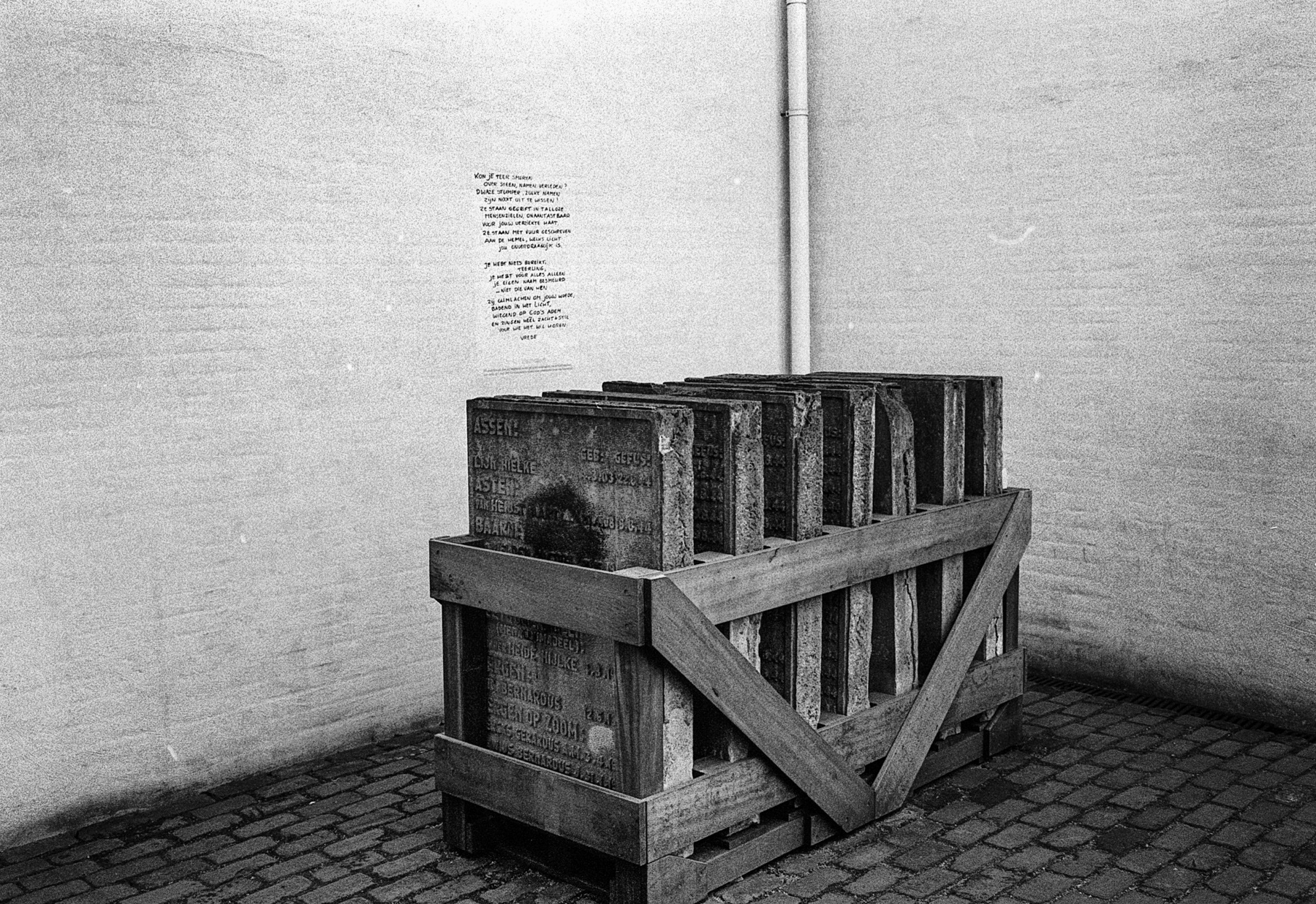 Daubed Panels Execution Place | In 1995 and 1996, the panels of the memorial defaced. The suspect was never found. The daubed panels have now been given a permanent place in National Monument Camp Vught