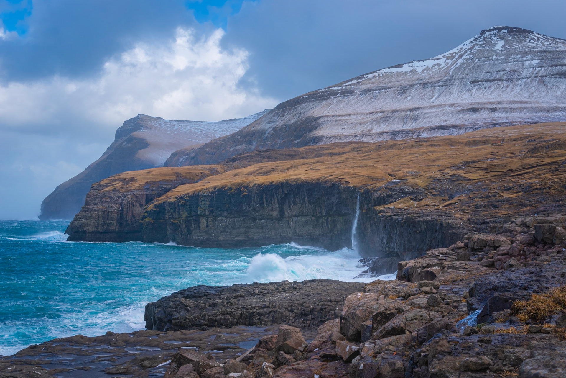 Coastline near the village of Eiði.Eysturoy, Faroe IslandsMarch 23, 2019Pentax K-1, TAMRON 28-300mm F3.5-6.3 Ultra zoom XRISO 200 45 mm  ¹⁄₁₂₅ sec at ƒ / 11