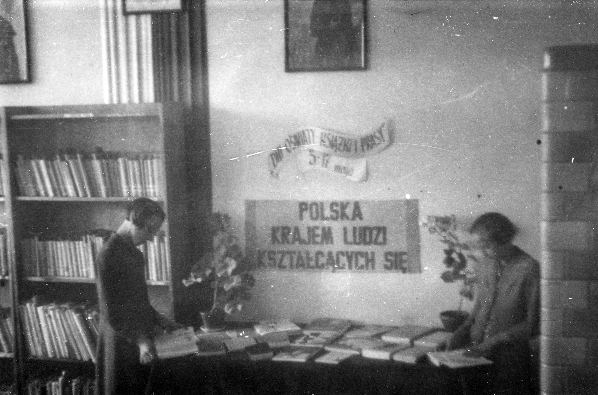 1960.05.03-17 | Dni Oświaty Książki i Prasy - biblioteka szkolna | z arch. Zespołu Szkolno-Przedszkolnego w Zabłudowie