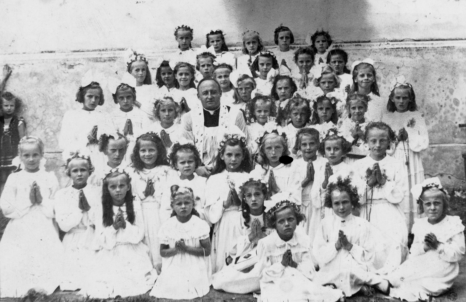 1954 | Pierwsza Komunia Święta w Zabłudowie - w środku ks. Jan Sewioło - 3. od prawej u dołu Zofia Chrościska | z arch. Małgorzaty Kasperowicz