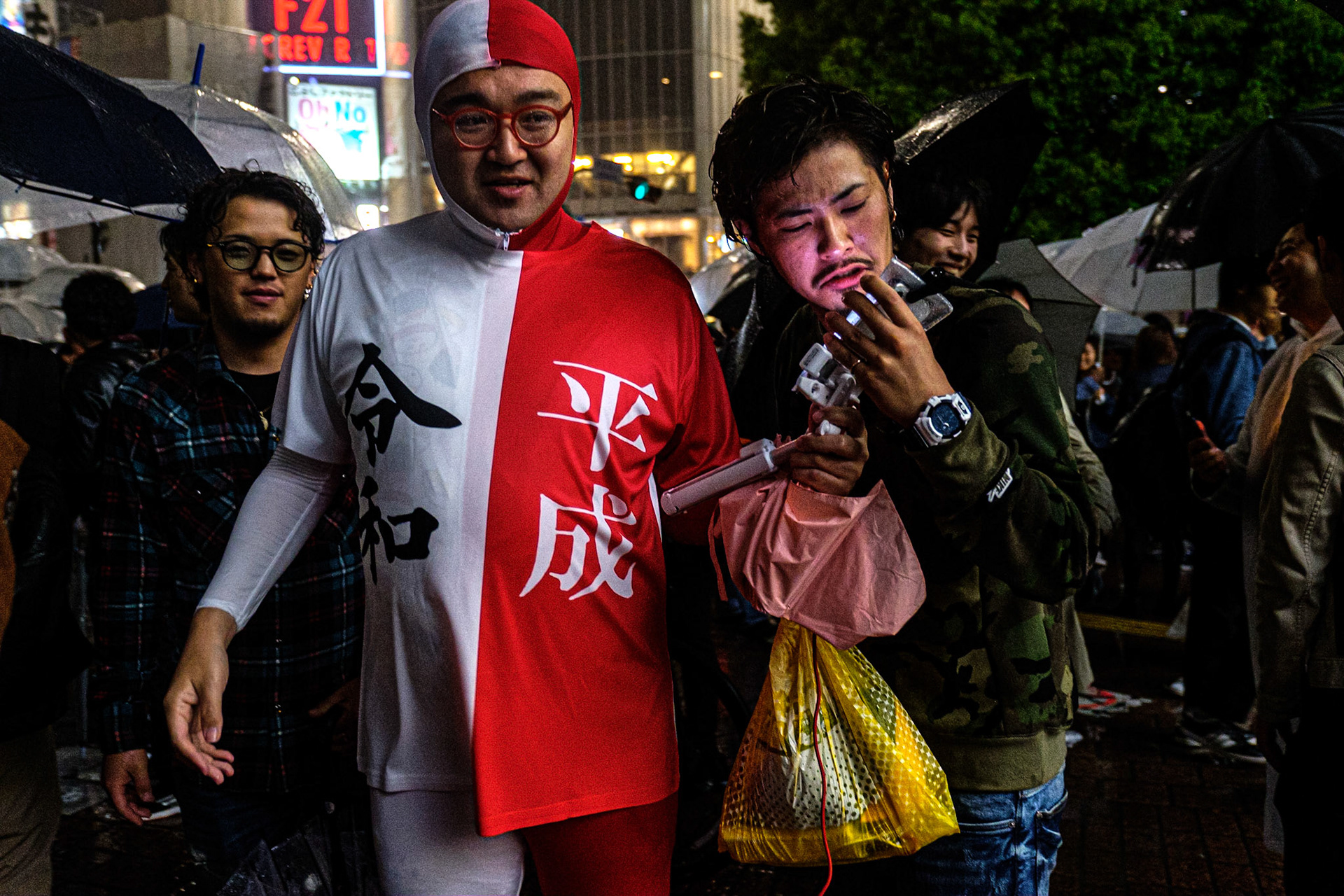 30 kwietnia 2019, ostatni dzień trwającej ponad 30 lat ery Heisei 平成.

Mimo, że nie planowano żadnych zorganizowanych wydarzeń, na Shibuya Crossing mimo ulewy spontanicznie zebrał się wielotysięczny tłum. Niektórzy, by okazać swoje emocje, pojawili się w wyrafinowanych strojach, specjalnie przygotowanych na tę okazję.

30 April 2019, the official end of the 30 years long Heisei Era.  In spite of the rain, thousands of Japanese gathered in Shibuya Crossing. Some prepared an elaborated outfit in order to express their feelings.


#last_days_of_heisei #Shibuya #ShibuyaCrossing #Tokyo #architecture  #Japan #2019 #heisei #平成 #street #night #documentary #japan_night_view #night #instagram_japan, #fujifeed,  #fujixlovers #streetclassics #discovertokyo #discoverjapan #art_of_japan  #tokyocameraclub #bestphoto_japan #bestjapanpics #super_asia_channel  #lovers_nippon #nightcaptures #nightphotography #japan_night_view #super_night_channel  #bokeh_shotz