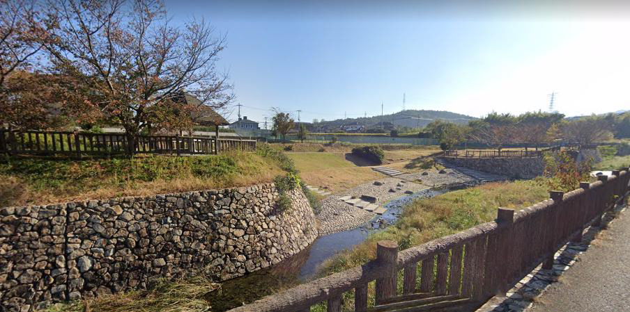 茶屋川親水公園。春には手前の桜と奥の桜並木が見事。