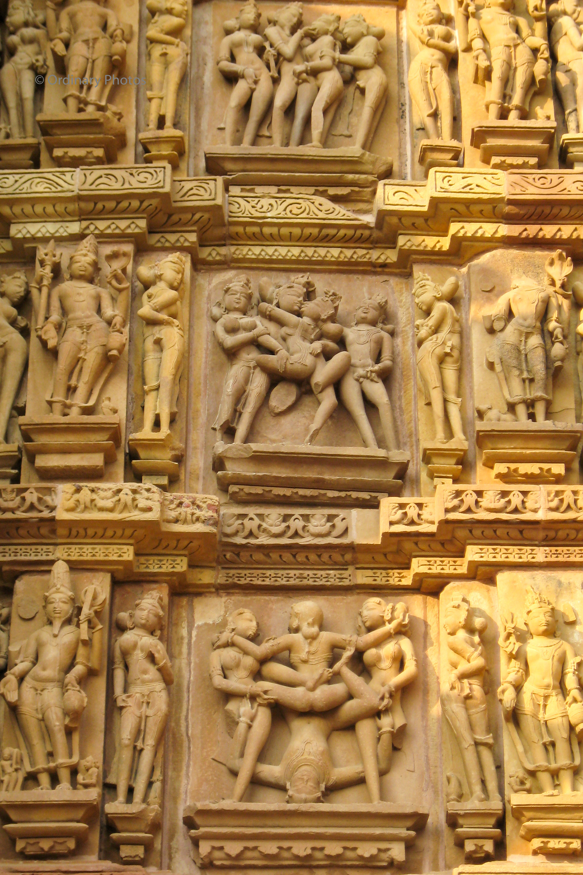 Kama sutra sculpturen in de tempels van Khajuraho
