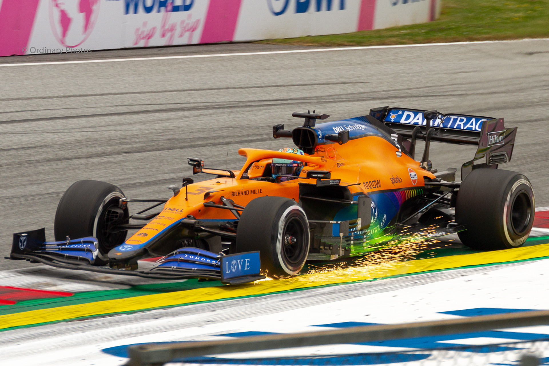 De vonken van de McLaren van Daniel Ricciardo tijdens de vrije training van GP van Oostenrijk 2021