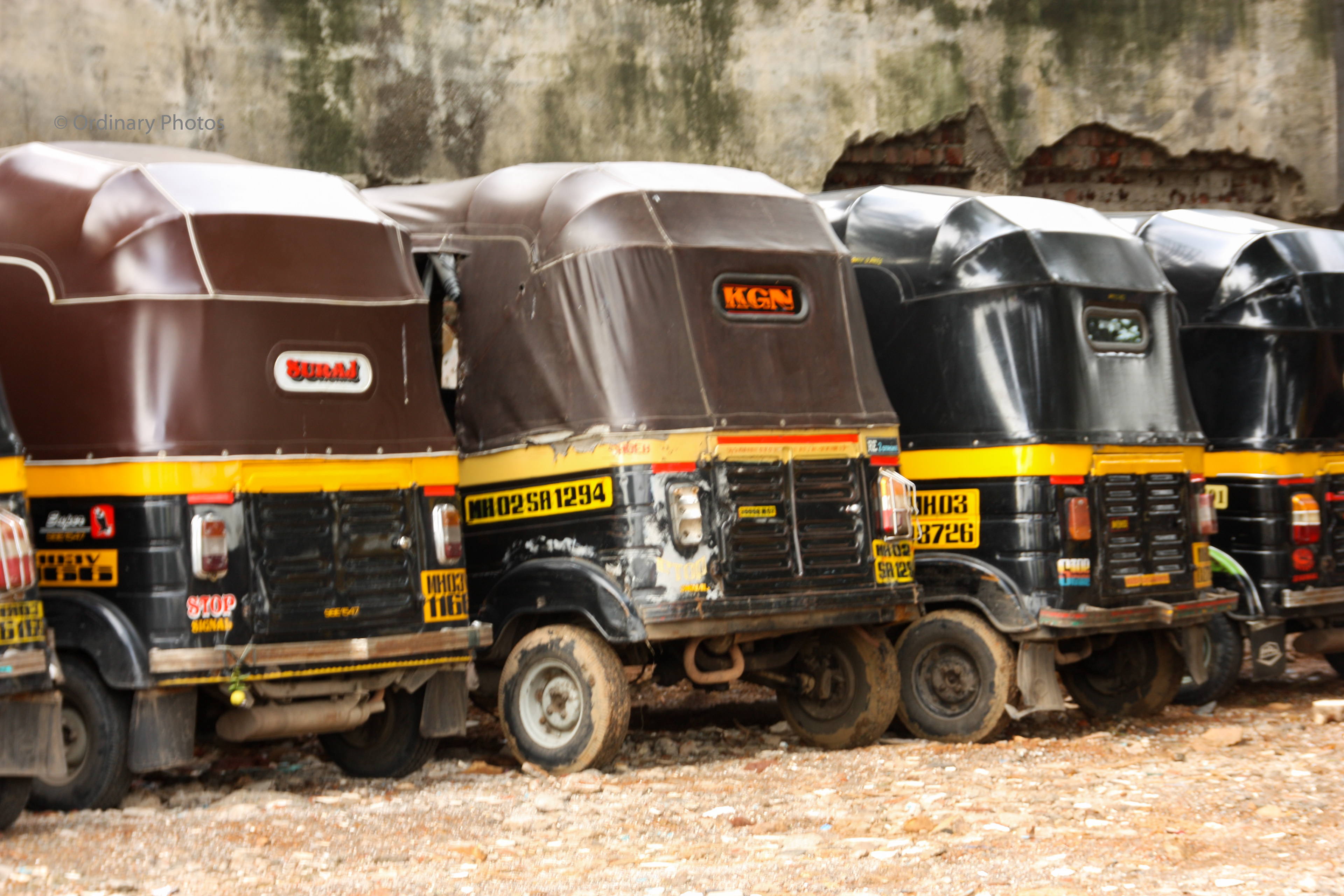 Geparkeerde riksja's in Mumbai