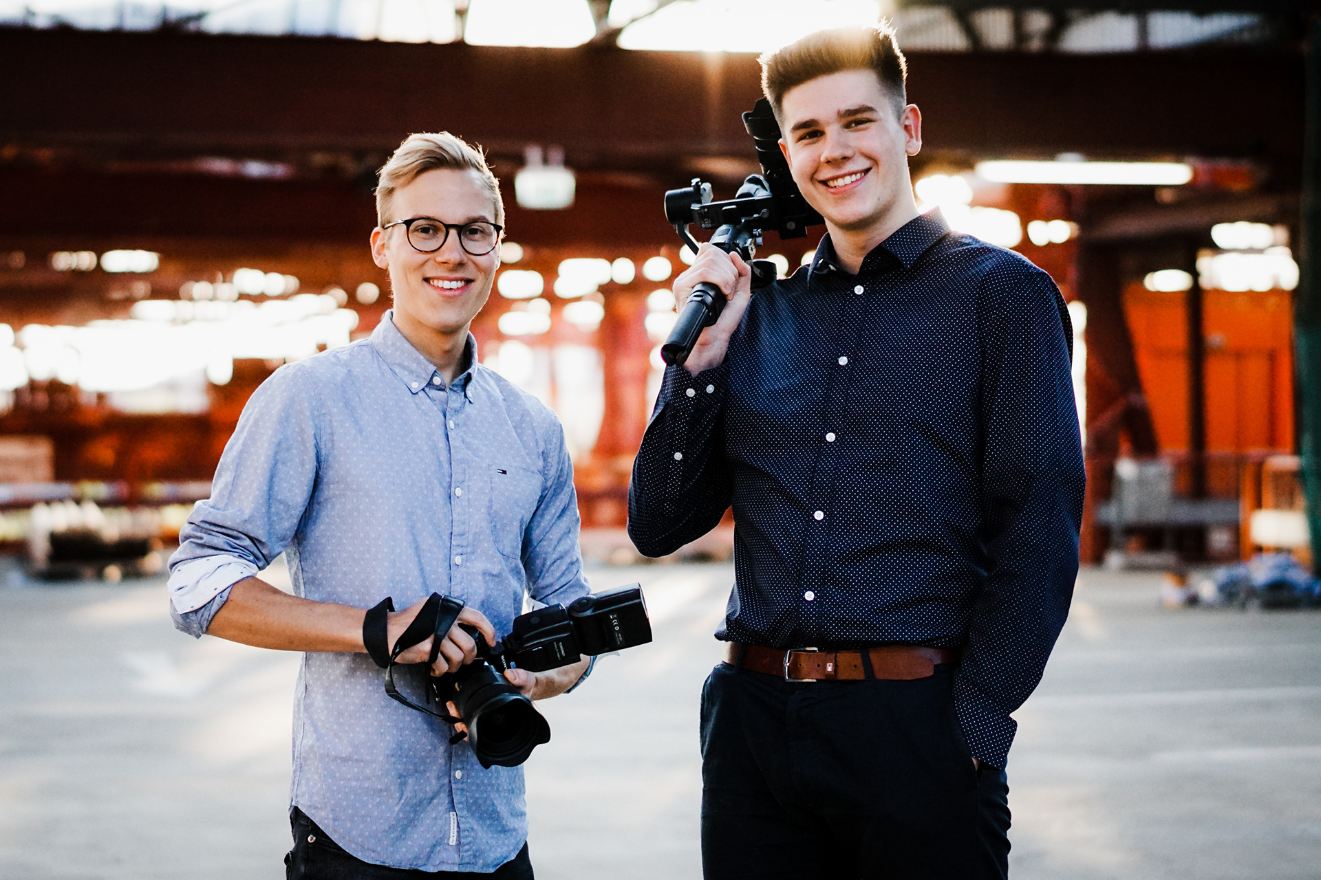 Falls Ihr neben einem Fotografen auch noch einen tollen Videografen für euren Ehrentag braucht, um all die wunderbaren Emotionen auch filmisch festzuhalten schaut doch gerne mal bei meinem Freund und Kollegen Marvin unter www.mb-film.de vorbei. Er macht unglaublich berührende und emotionale Hochzeitsfilme. Gemeinsam bieten wir euch eine umfassende Begleitung im Kombi-Paket an. Der Rabatt lohnt sich! Also schreibt uns gerne an. Wir freuen uns auf euch!