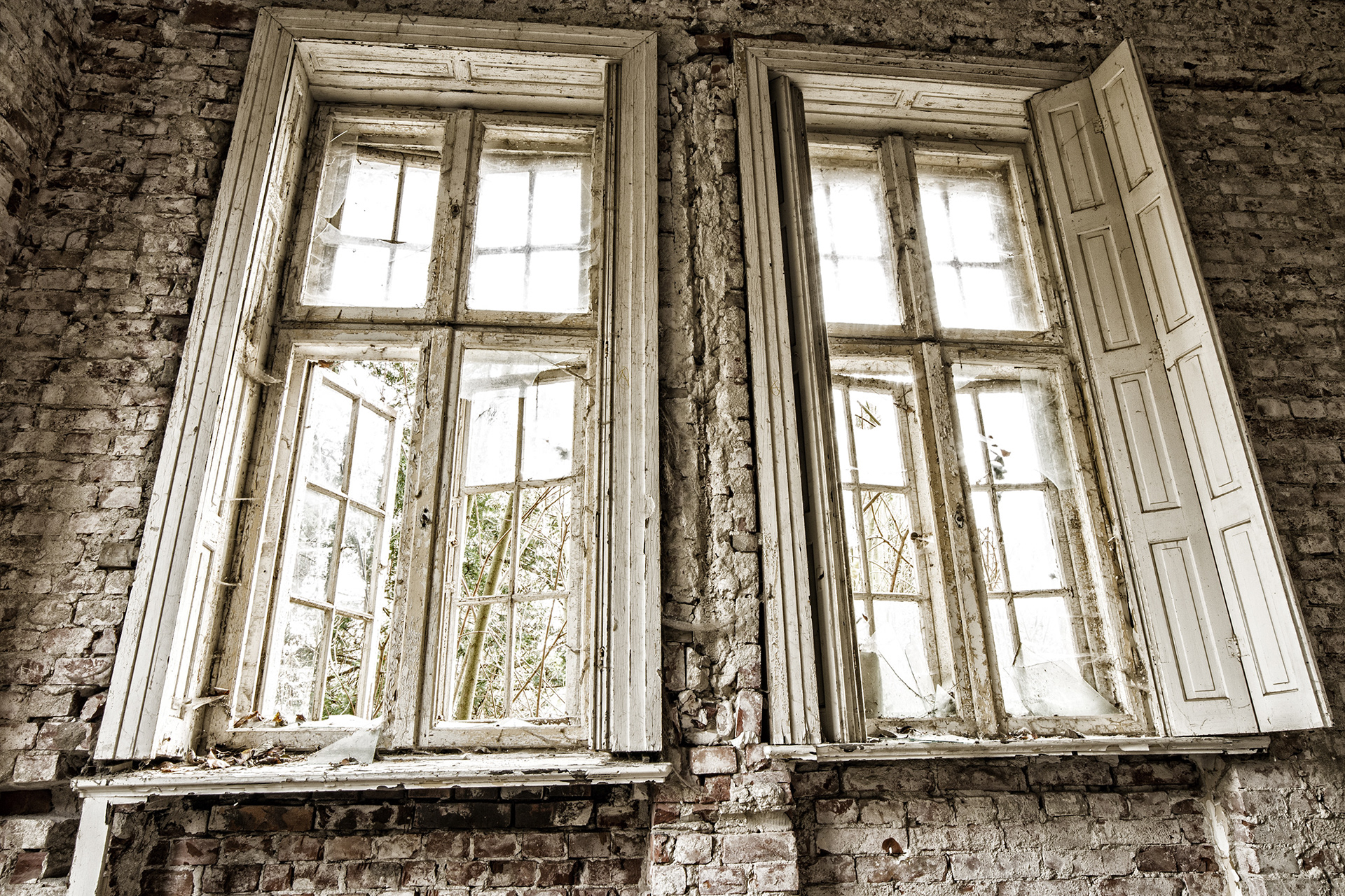 Der Ausblick aus einem verlassenen Schloß, Lost Places, Fotobagaluten