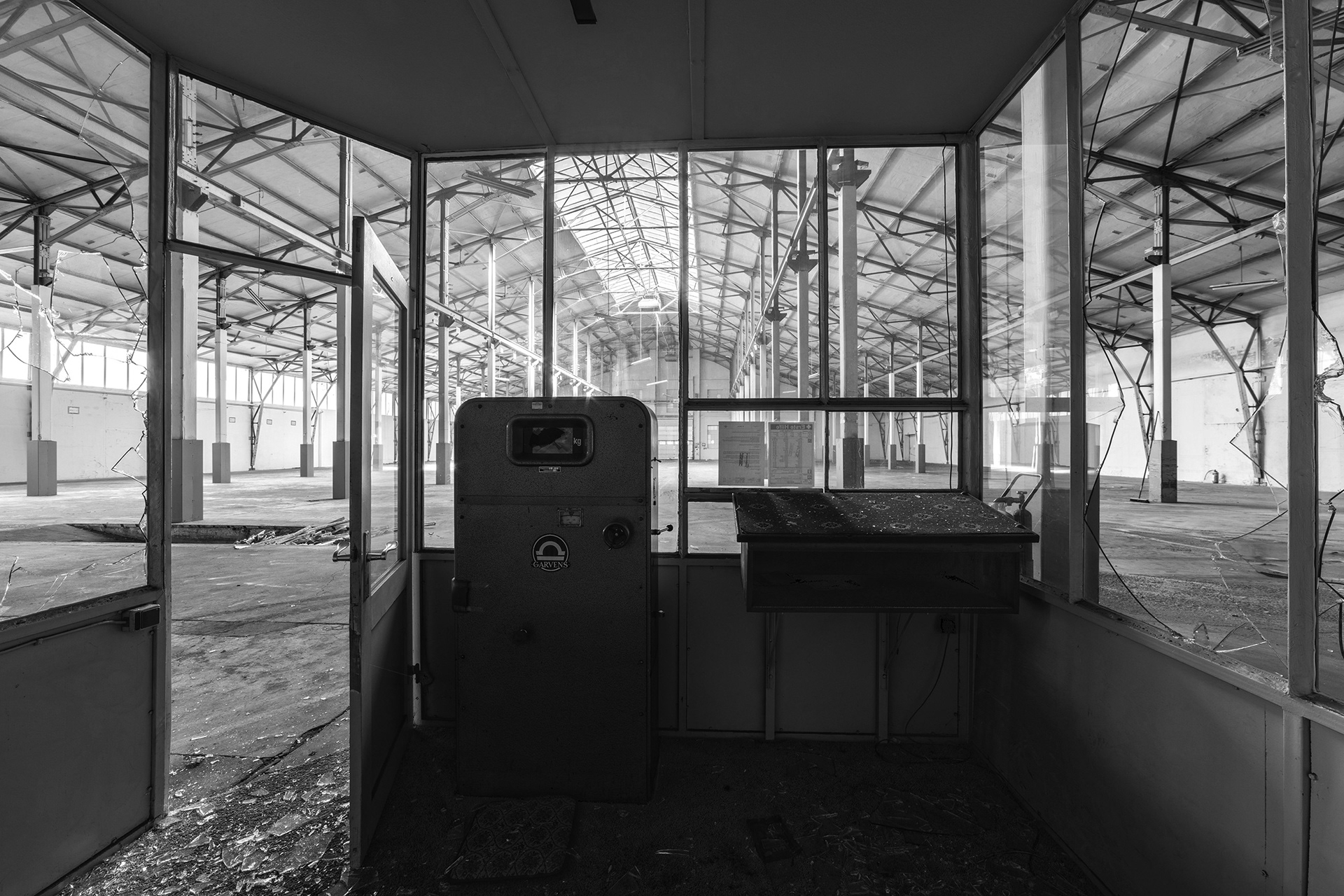 Schwarzweissbild einer alten Waage in einer einer Lagerhalle, fotobagaluten, Lost Place, abandoned