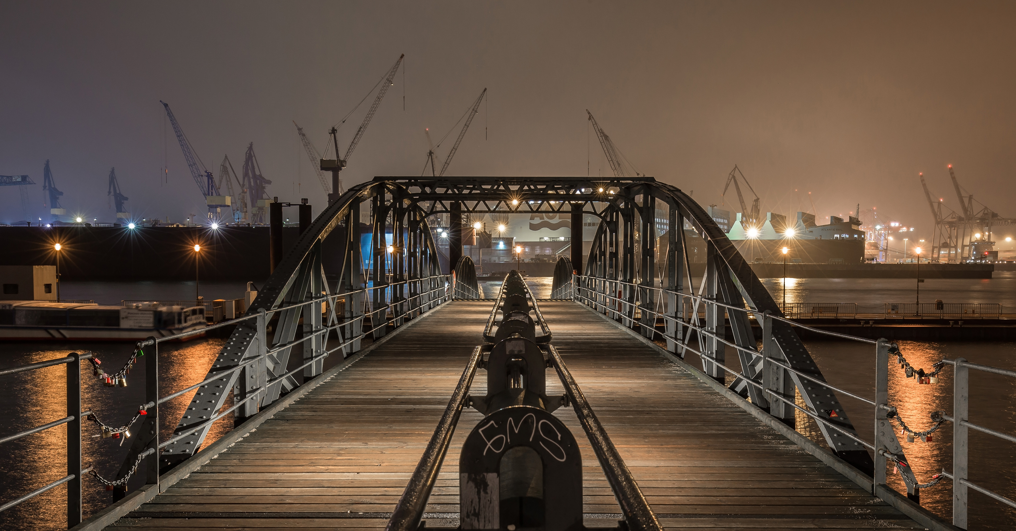Anlegerbrücke beim Fischmarkt mit Hafen im Hintergrund, fotobagaluten, Hamburg, Hamburger Hafen