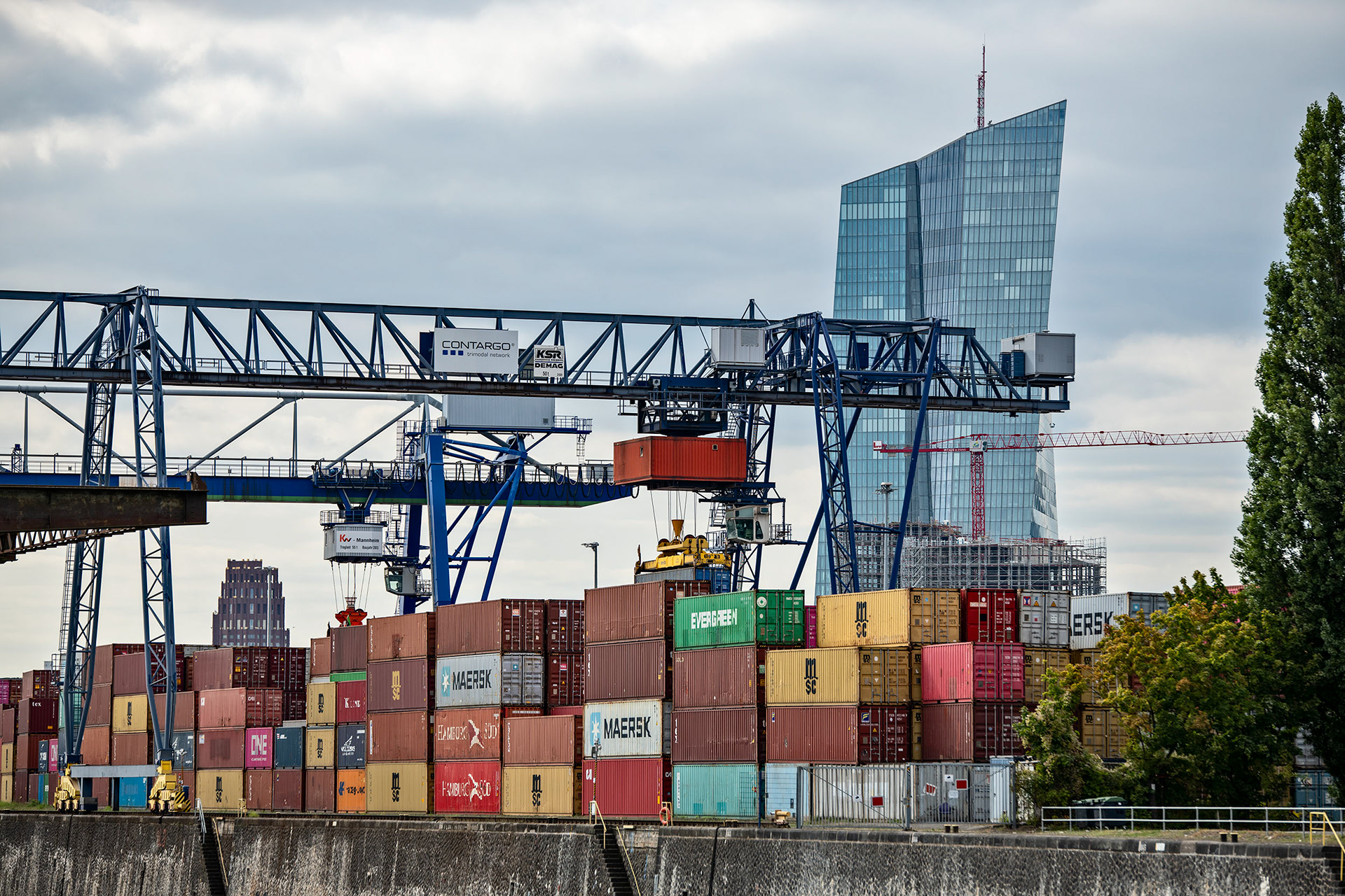 Nachbarschaft - Containerumschlag und EZB, Frankfurt Osthafen - ©Klaus Ohlenschläger