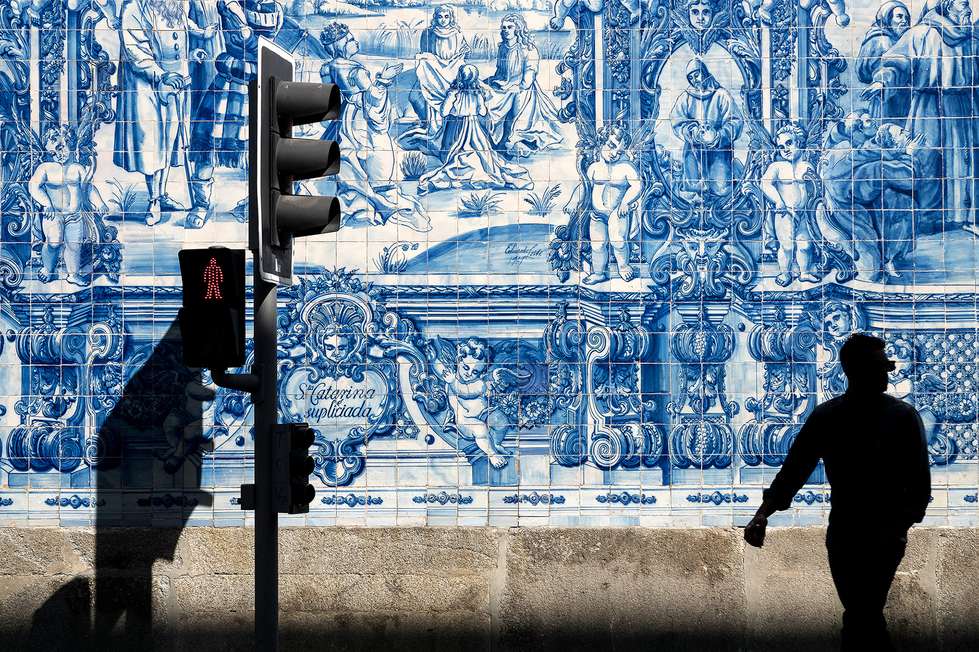 Foto urbana en la Capela Das Almas en Porto, portugal, explicando los conceptos de técnica y lenguaje en composicion fotografica
