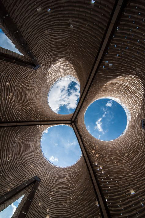 HY-FI PAVILION (The Living et David Benjamin, 2014) L’avenir n’est plus au béton. Nous devons y trouver des alternatives plus responsables. Ici cette architecture est conçue en brique de mycélium. Cette nouvelle matière est peu coûteuse, biosourcée, biodégradable et rapide à fabriquer.