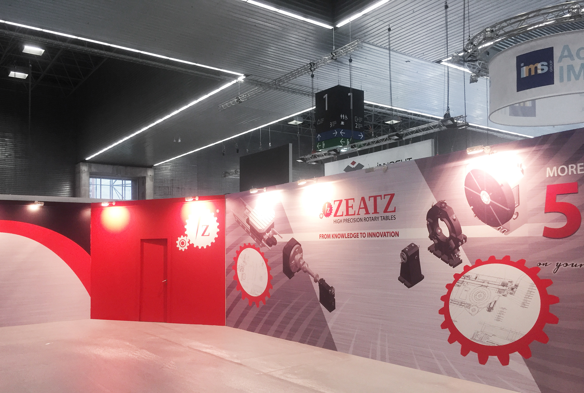 Creatividad, diseño gráfico. producción y colocación de vinilos para el stand de Zeatz en la BIEMH.
