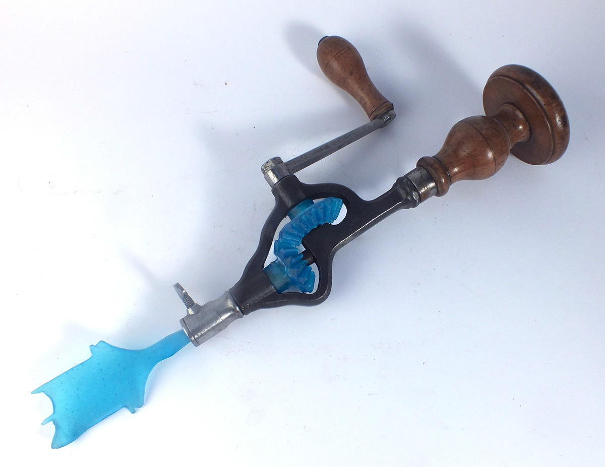 Chignole et mèche à percer les bondes de tonneau - Pâte de cristal bleu et métal, 2018
