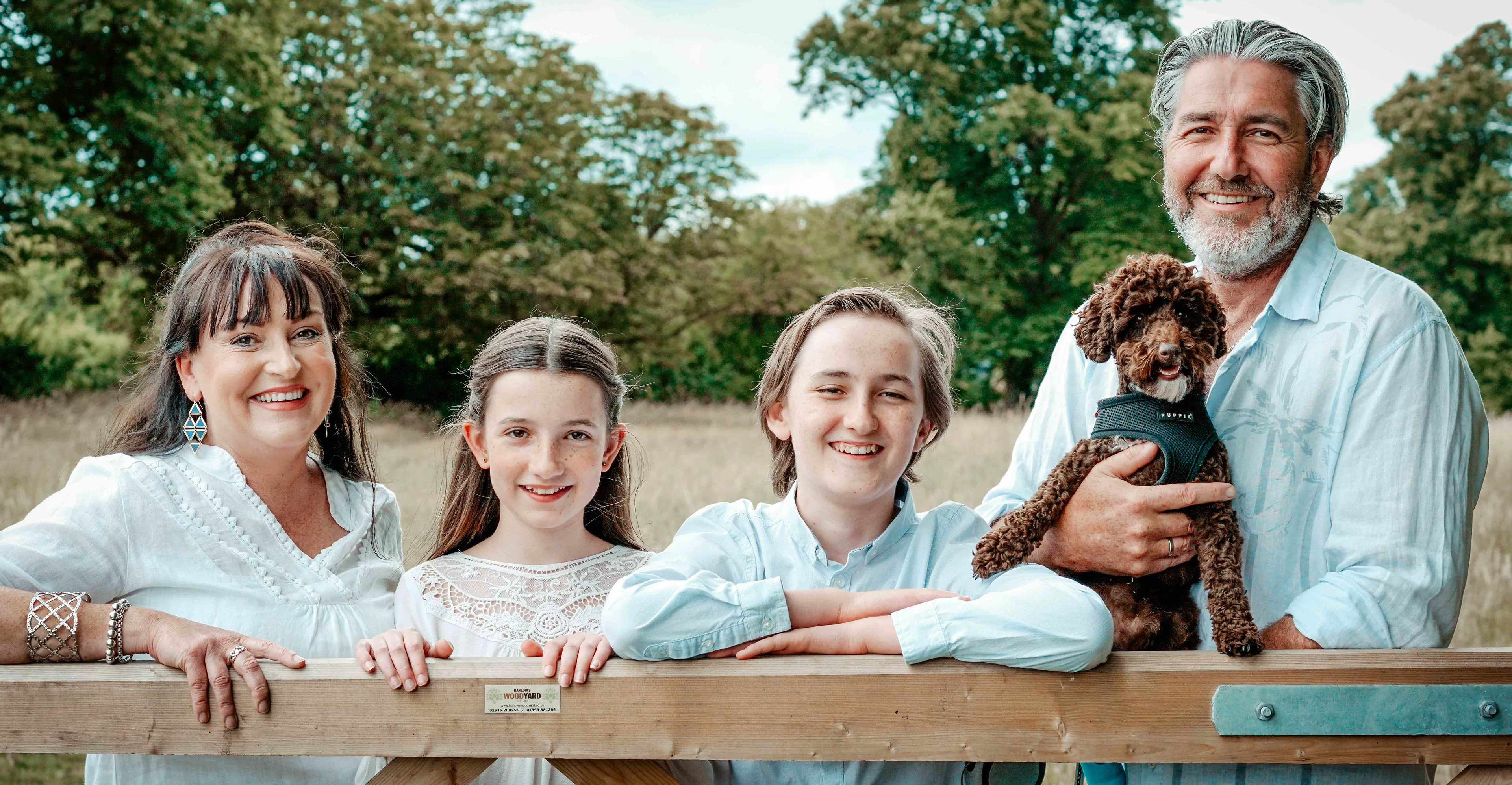relaxed natural fun family photoshoot with david lefebvre a portrait photographer near blenheim palace in oxfordshire