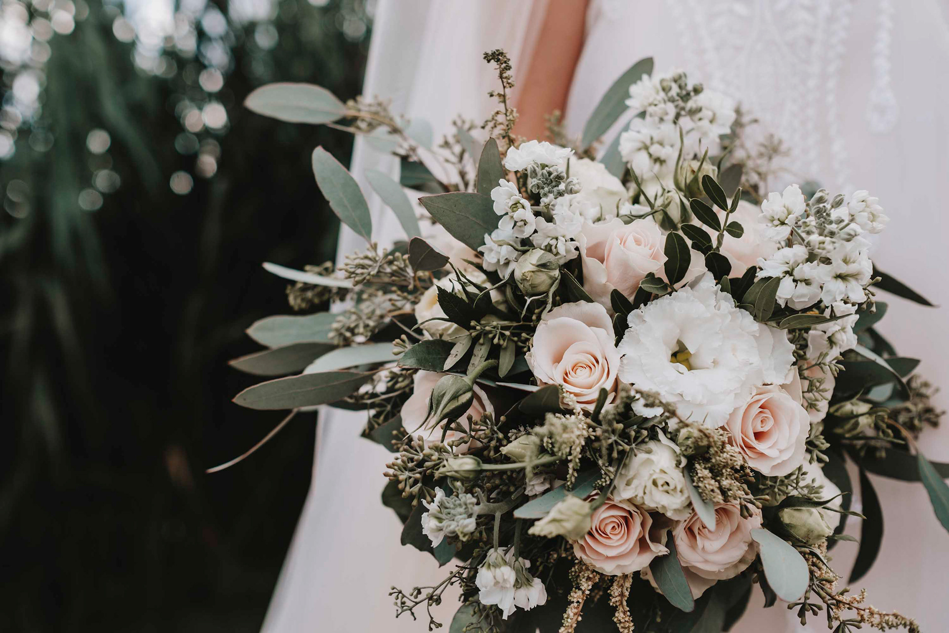 Brautstrauß in der Detailaufnahme mit hellrosanen Rosen