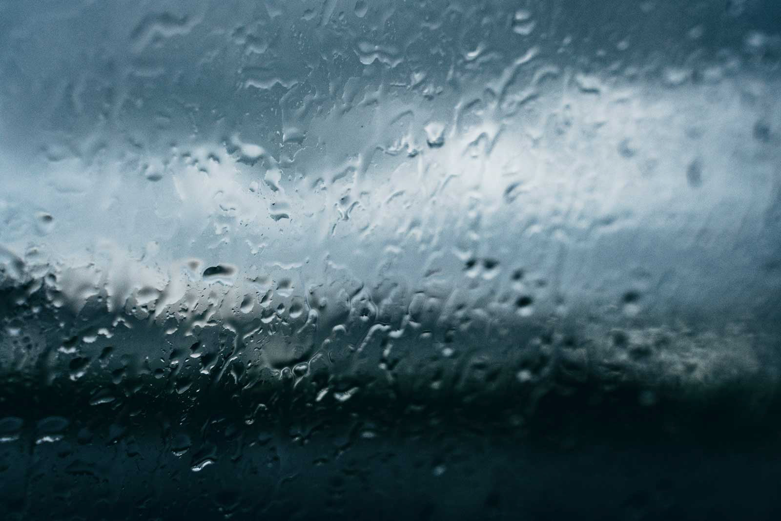 Pluie sur une vitre de voiture