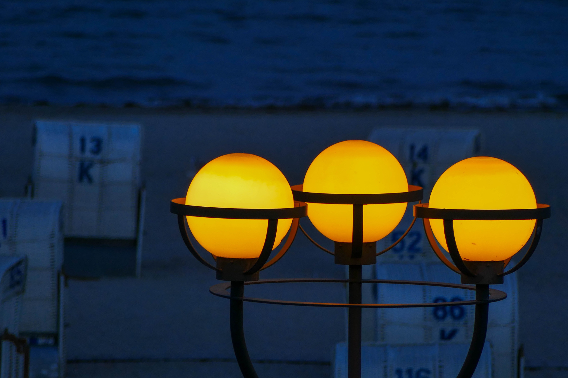lampen und strandkörbe am strand der Ostsee bei grömitz