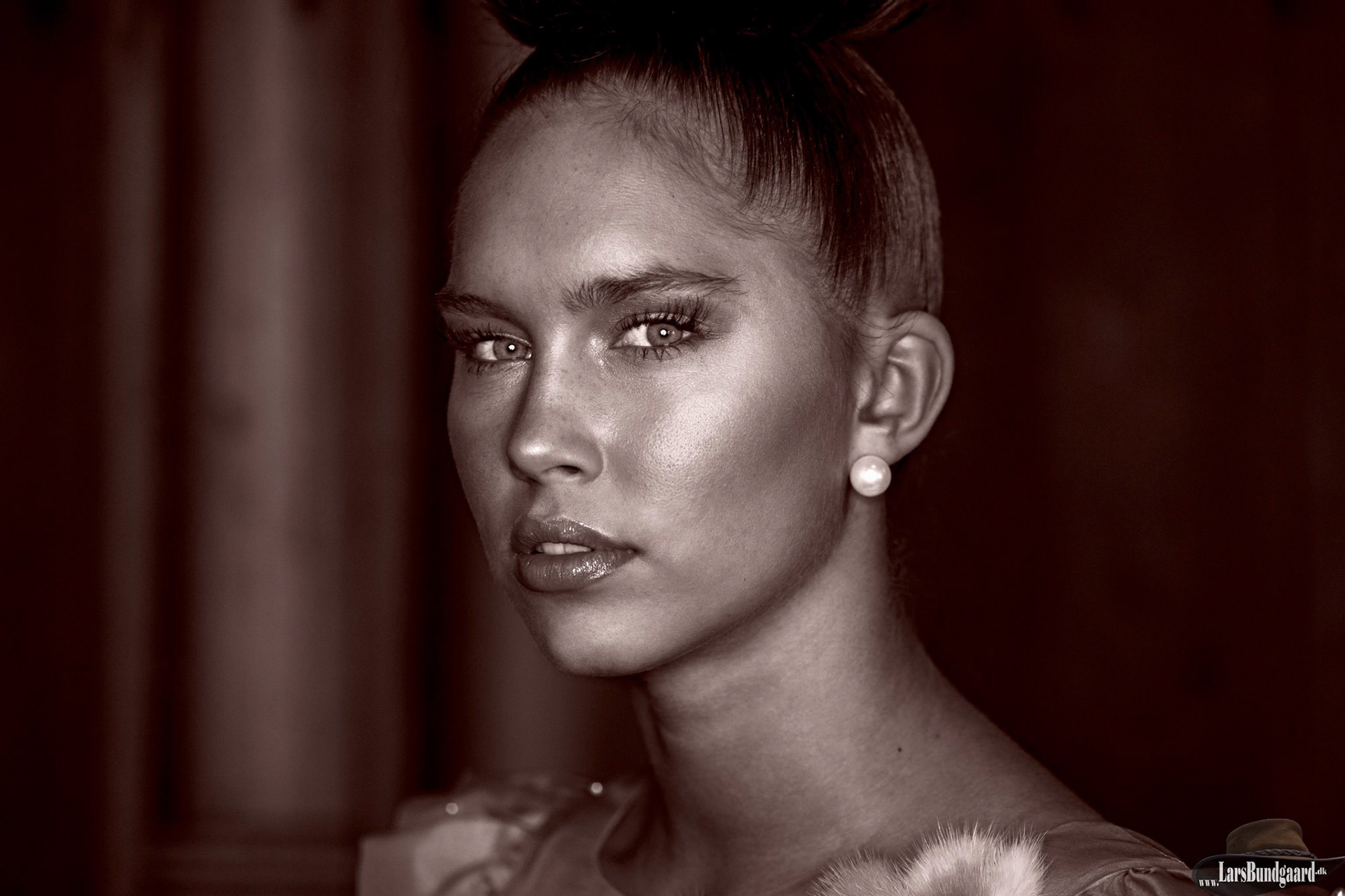 Fotograf: Lars Bundgaard -
Model: Janni Guttesen Nygaard -
MUA: Karina Staniok Thomsen -
Kjole: Sandra Skovmand Frandsen