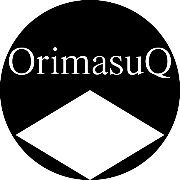 家紋を参考にデザインした。円をマスクをしている顔に見立て制作。 ロゴマーク内に文字を組み込んだ際に、顔の一部に見えることを意識し、名前のOとQのみを大文字にし設定。