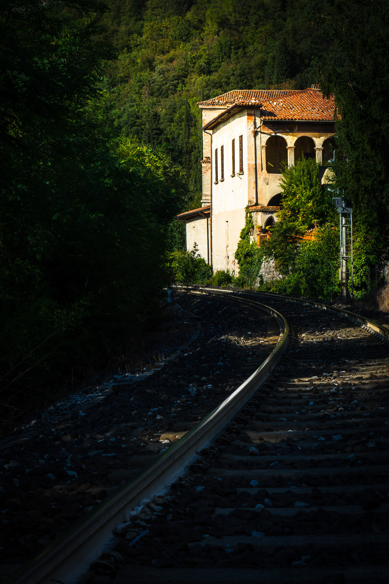 A rarely used single-track railway line also crosses the park at the edge.