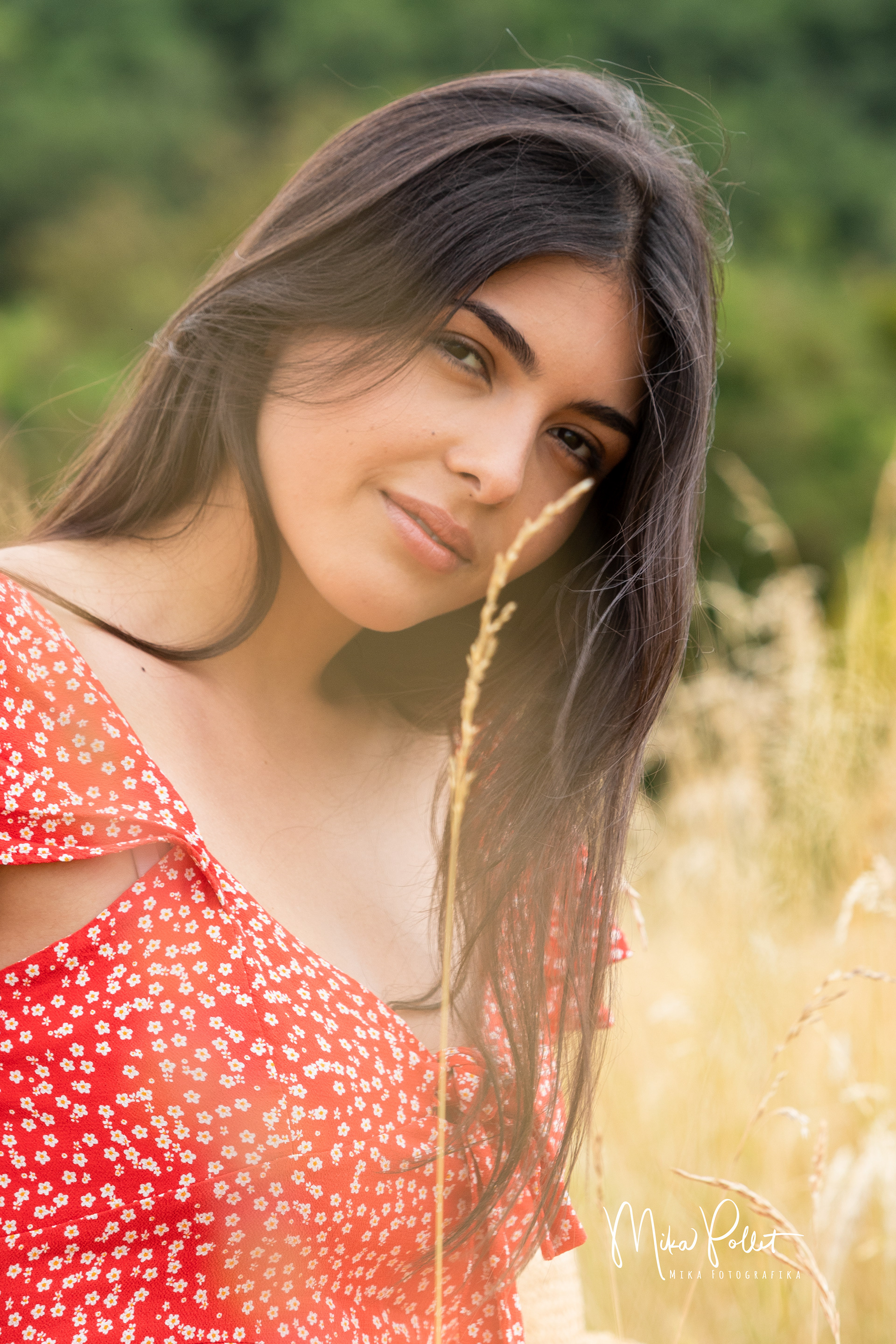shooting photo exterieur belle des champs avec cassandre aulas miss beaujolais 2020 by mika pollet photographe - mika fotografika studio photo à anse entre villefranche & lyon
