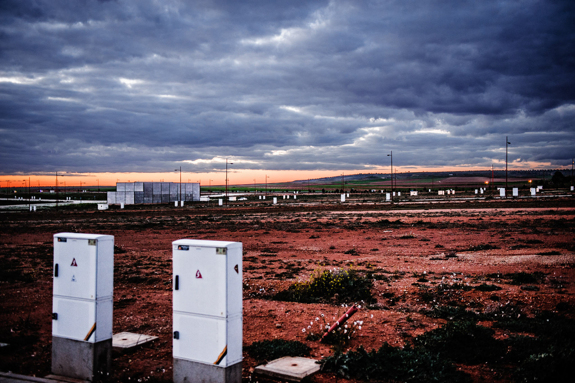 Expansion of the industrial park “Pozo Hondo”. Campo de Criptana, Ciudad Real, Castilla-La Mancha. When it was inaugurated in 2010, these over 270,000 m² of industrial land were to harbor more than 200 new companies that would bring new economic life into the village. Five years later, only a few companies have established themselves here. Cost: €16.5 million.
