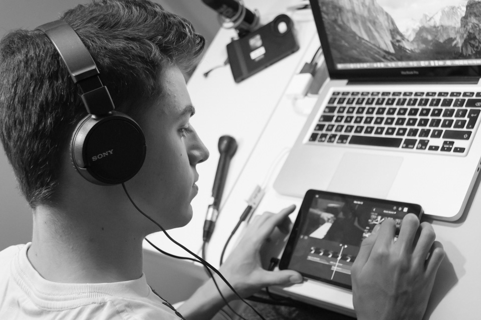 François Poirier producing an audio-visual clip for "Jeunes Reporters Acadie"