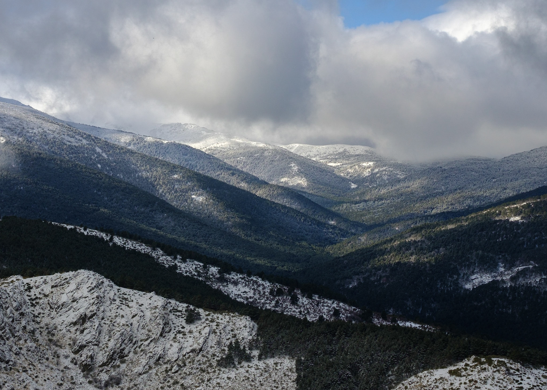 En lo alto de la colina tras una prolongada subida aparece este paisaje