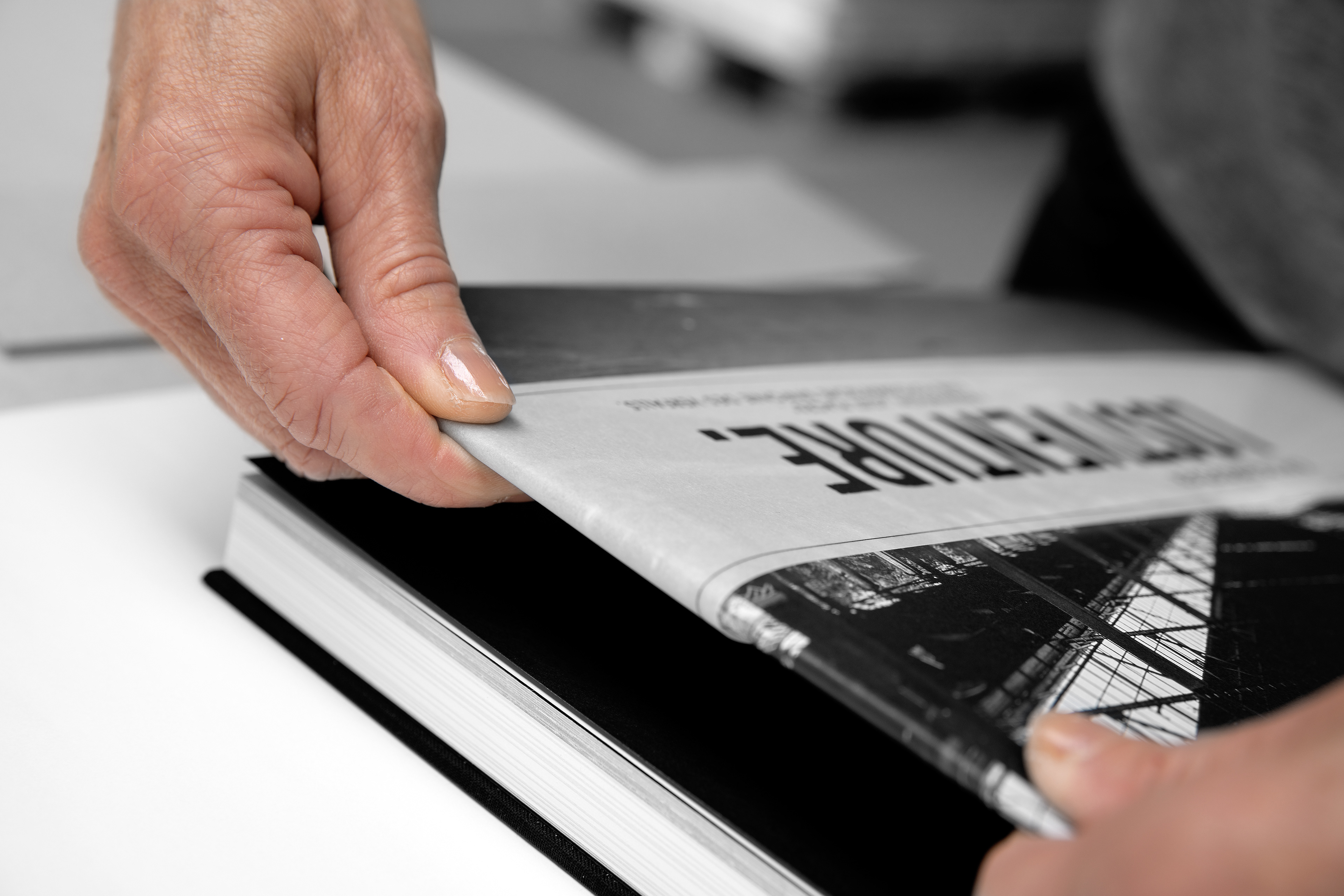 Anlegen des Schutzumschlages in Handarbeit