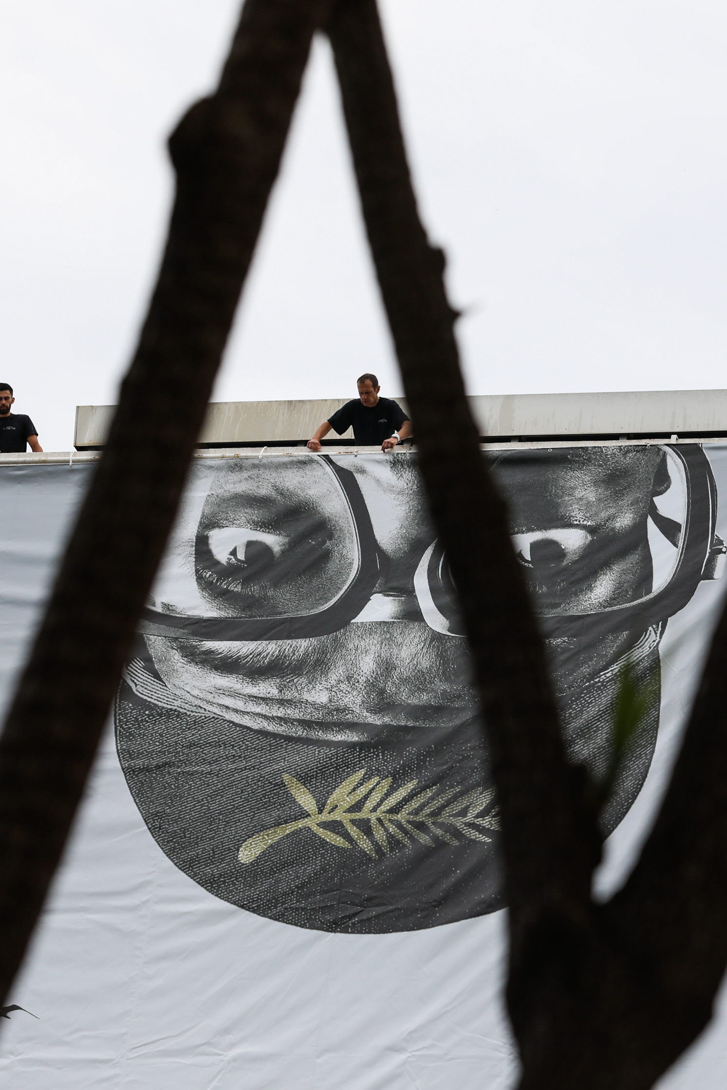 Installation de l'affiche du festival