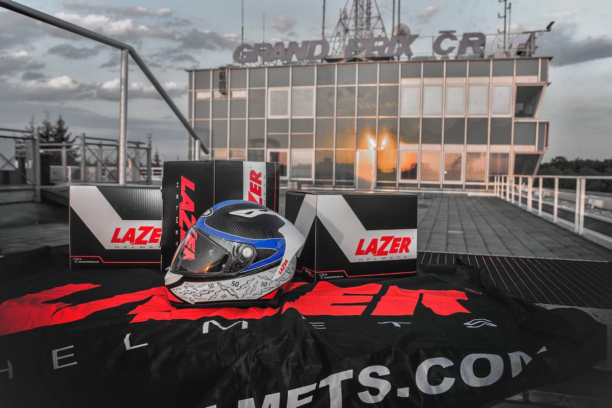 Design limitovaných helem Lazer pro 50. výročí Grand Prix
