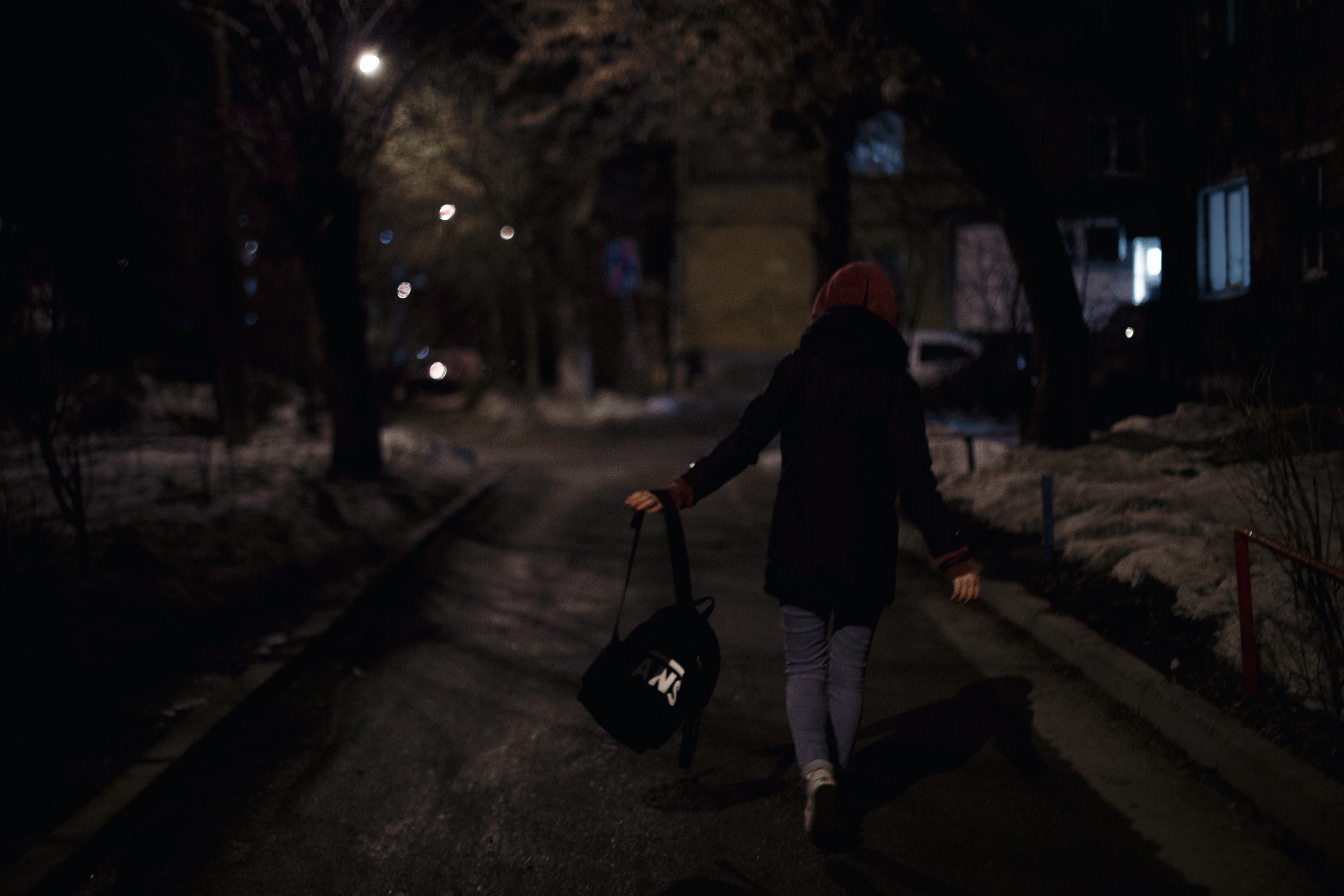 Девочка на улице ночью