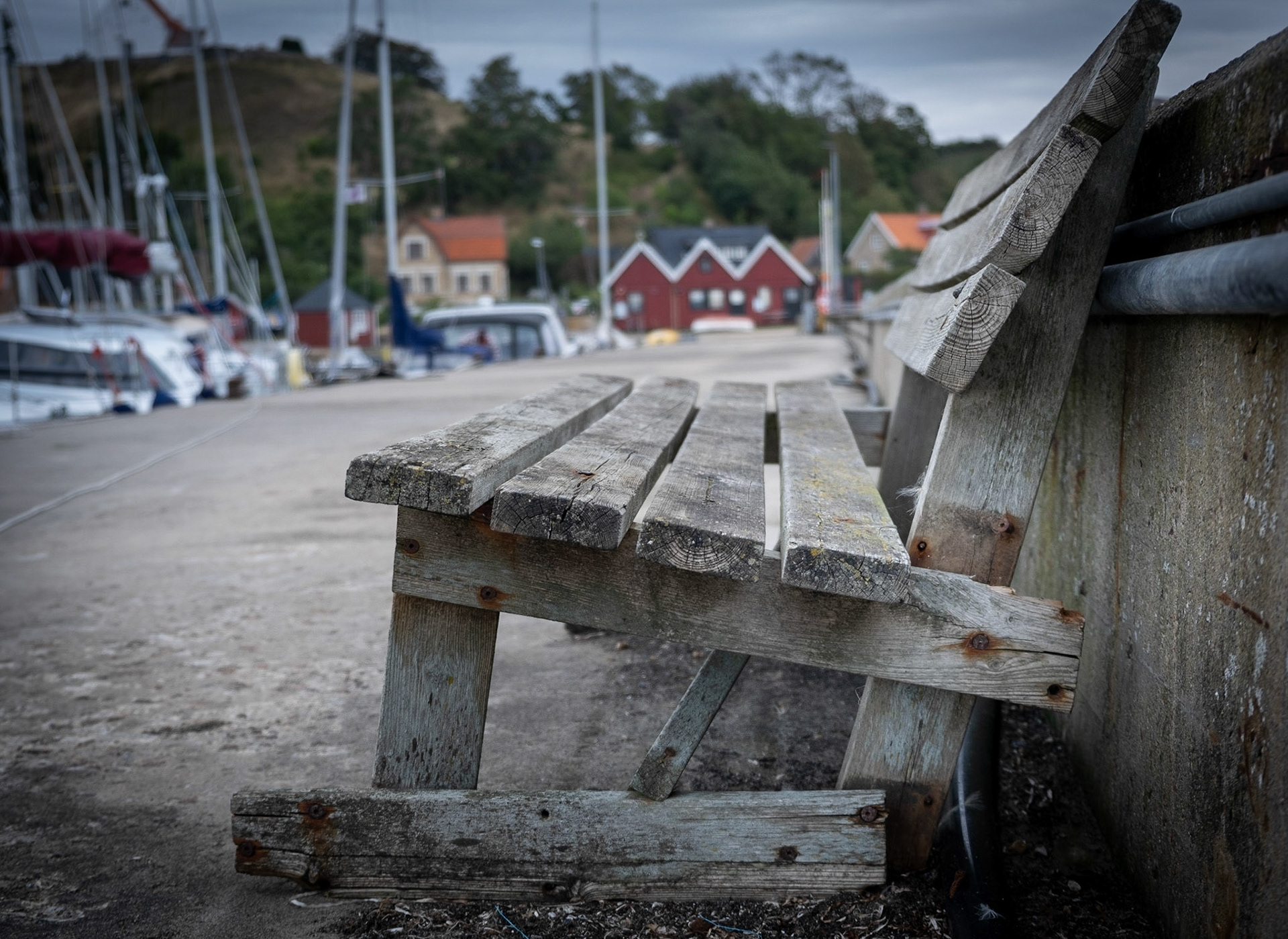 Gammel bænk i Kyrkbacken havn