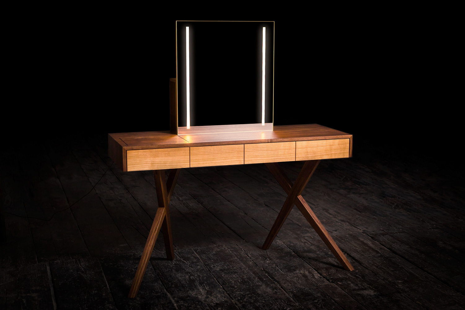 Thema: Industriefotografie Muenchen - Schminktisch aus Nussholz in dunklem Raum - Design: Daniel Baumann - Fotograf: Jacob Kanzleiter