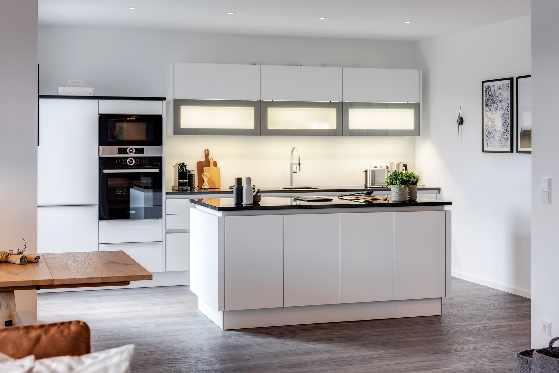 Thema: Immobilienfotografie Muenchen - moderne Kochinsel in Marmoroptik - Immobilienfotograf: Jacob Kanzleiter