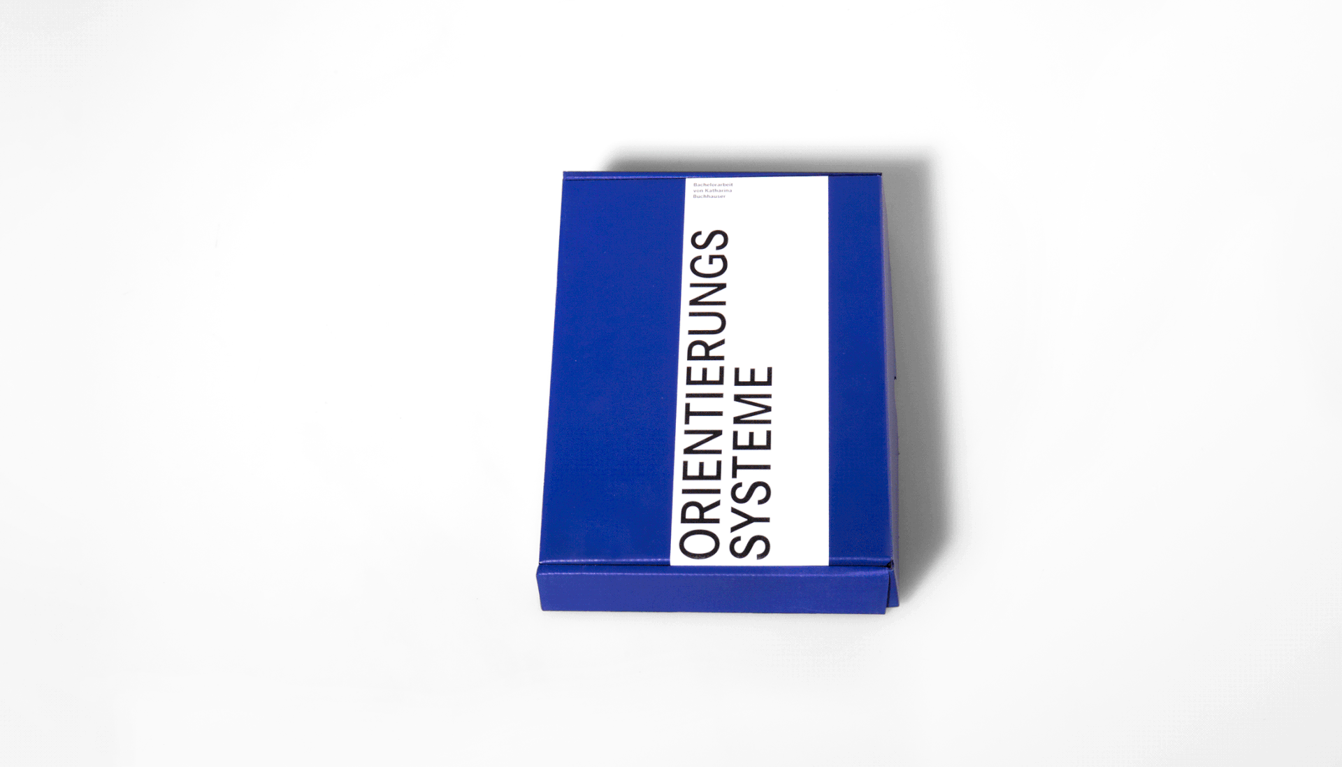 Gif von der Box, die sich auf- und zu klappt. Darin befinden sich alle Flyer und die Dokumentation in Buchform.