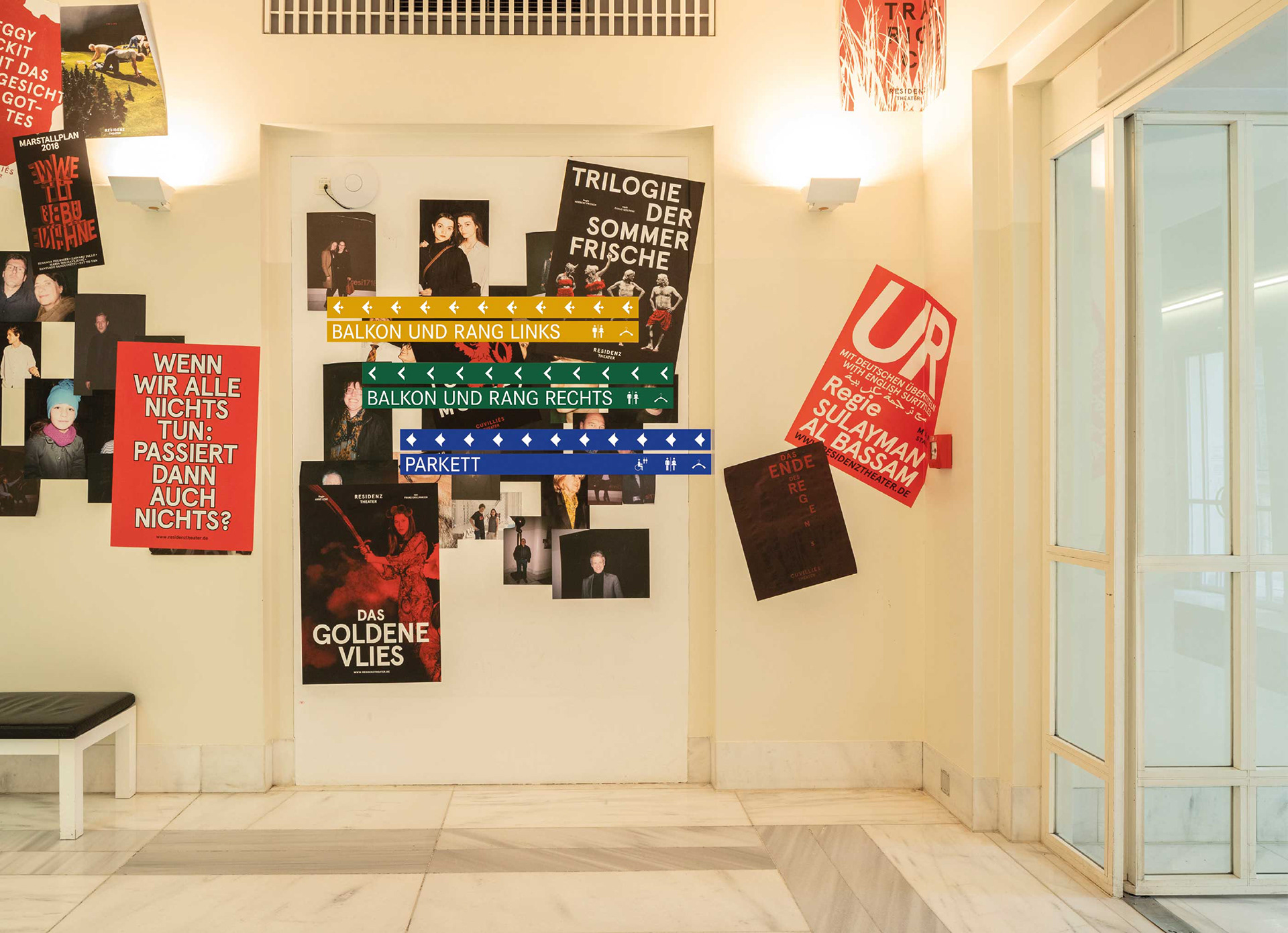 Beispiel Einsatz der Leitstreifen im Foyer an der Wand des Münchner Residenztheaters