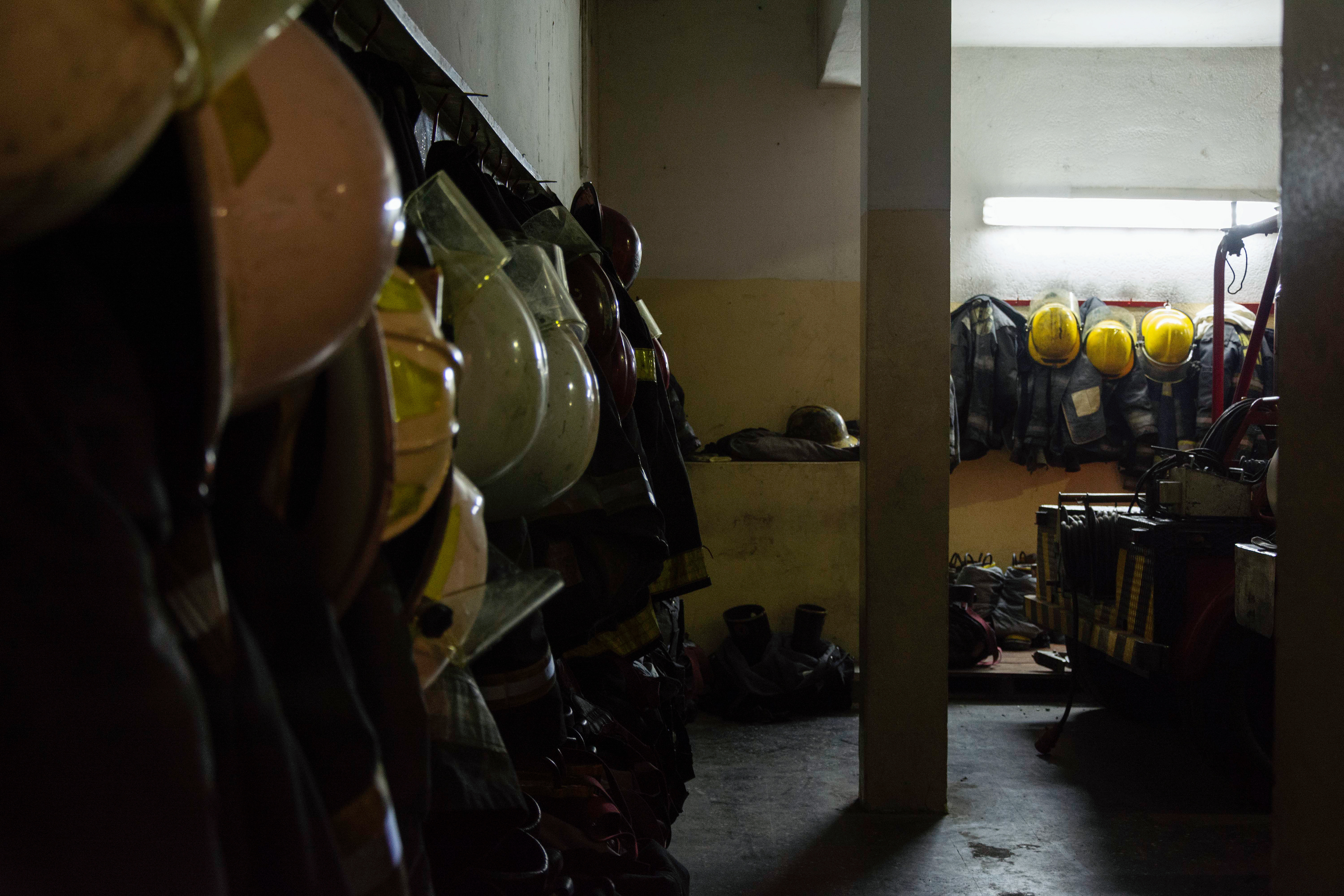 Trajes y cascos cuelgan de la pared del Cuartel Central de Bomberos de La Matanza. 02/05/2019, Ramos Mejía, Buenos Aires, Argentina. Foto: Luciano Cericchio/ Argra Escuela