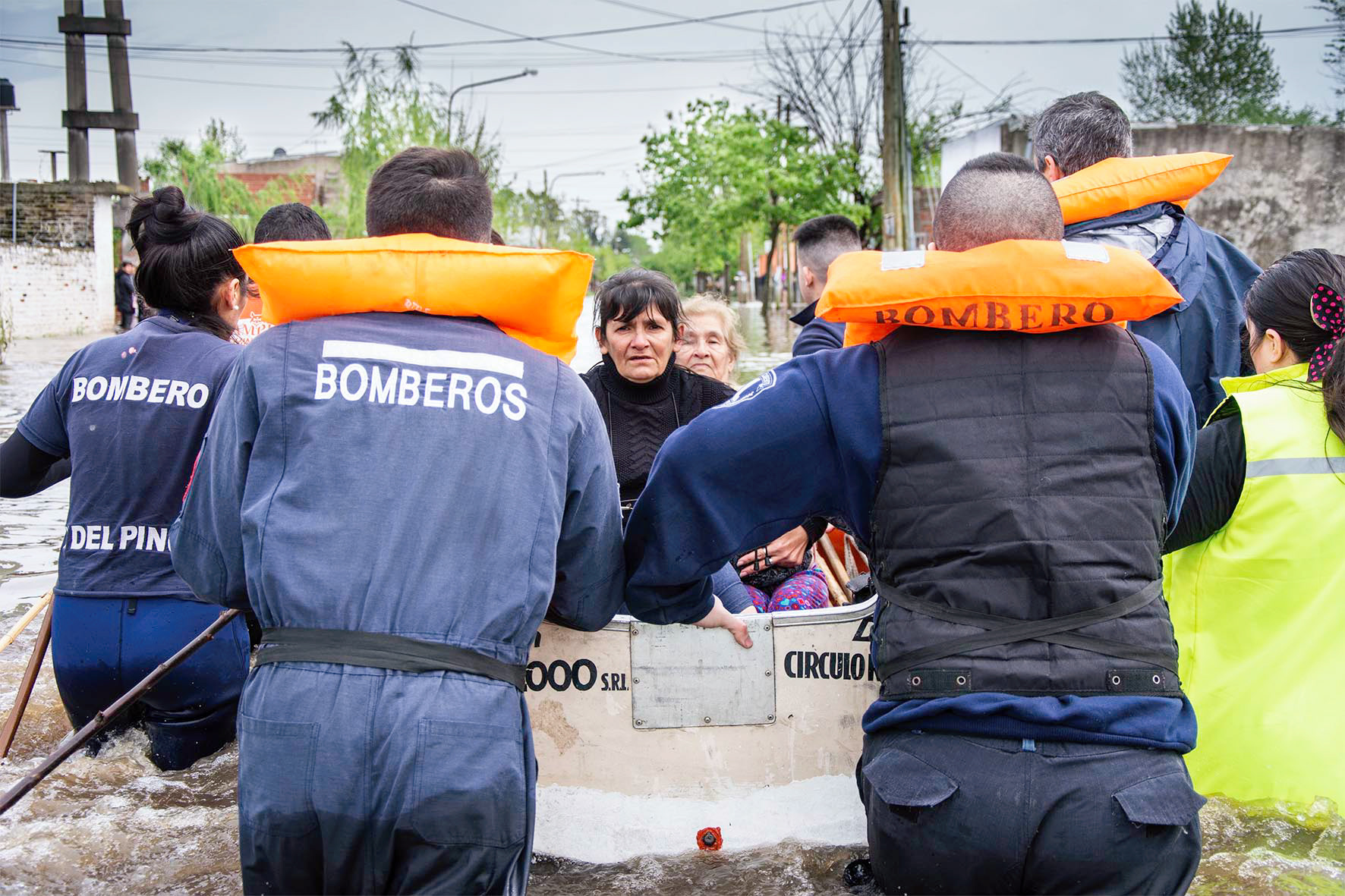 Bomberos del Destacamento 5 de Virrey del Pino rescatan víctimas de las inundaciones. 13/10/2019, Virrey del Pino, Buenos Aires, Argentina. Foto: Luciano Cericchio/ Argra Escuela