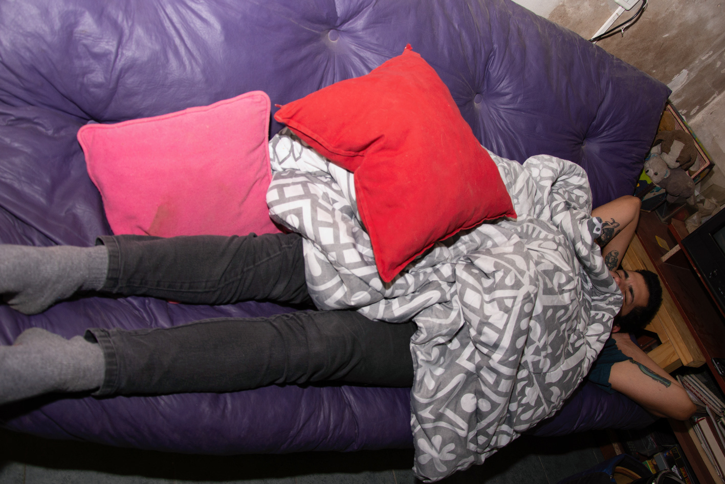 Rodrigo acostado en la mañana del domigo en un sillón. 08/04/2019, Isidro Casanova, Buenos Aires, Argentina Foto: Luciano Cericchio/ Argra Escuela