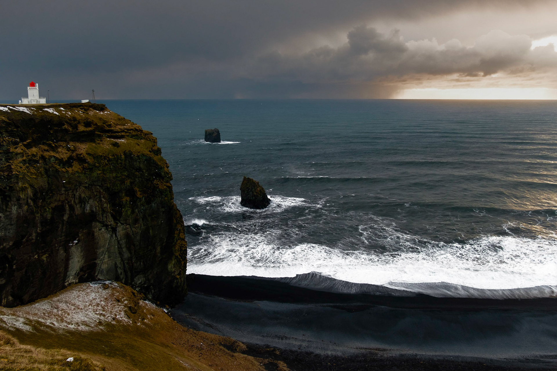 Lighthous @ Reynisfjara Black Sand Beach, Island