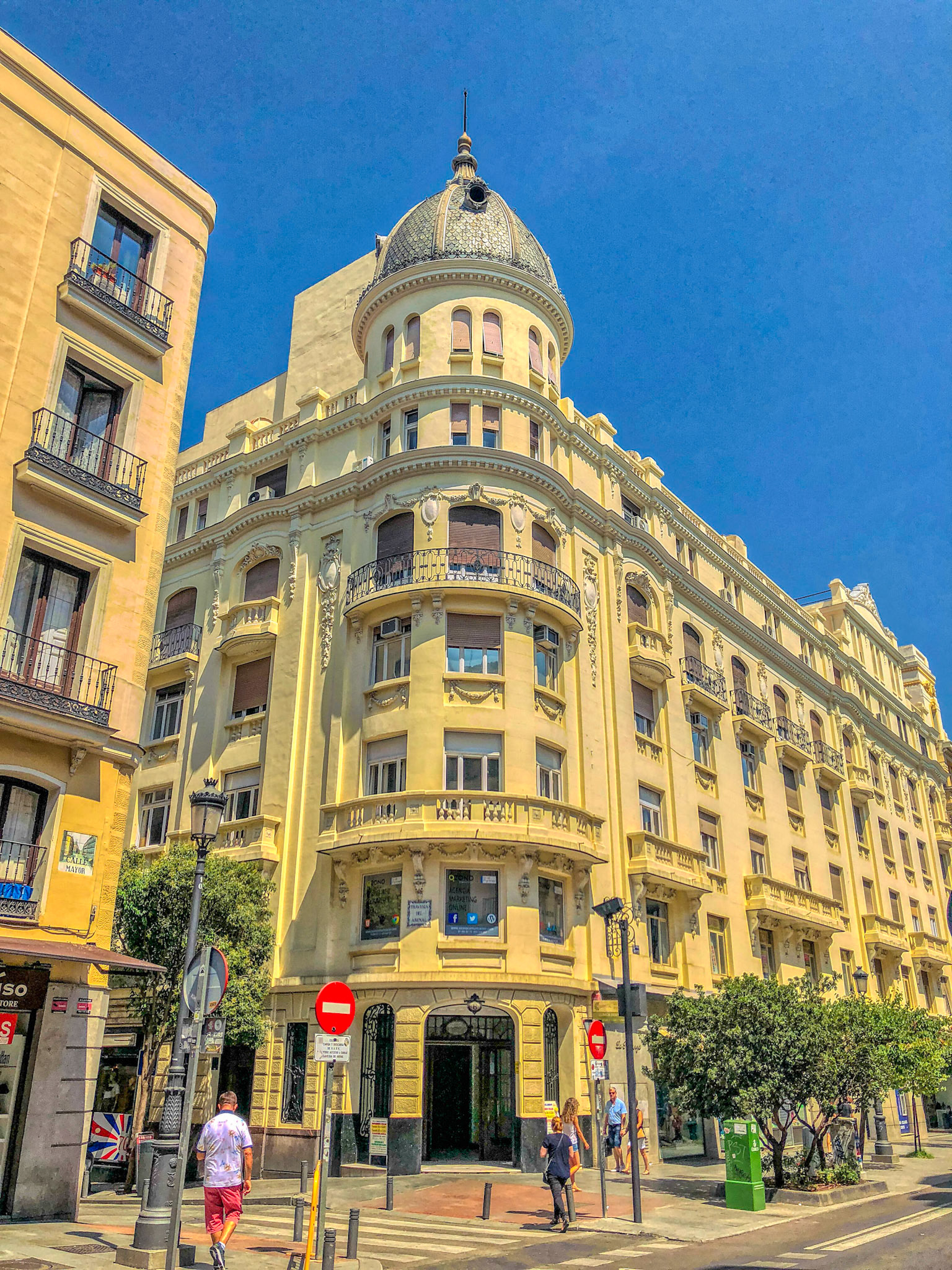 Intersection of Calle Mayor & Travesta del Arenal