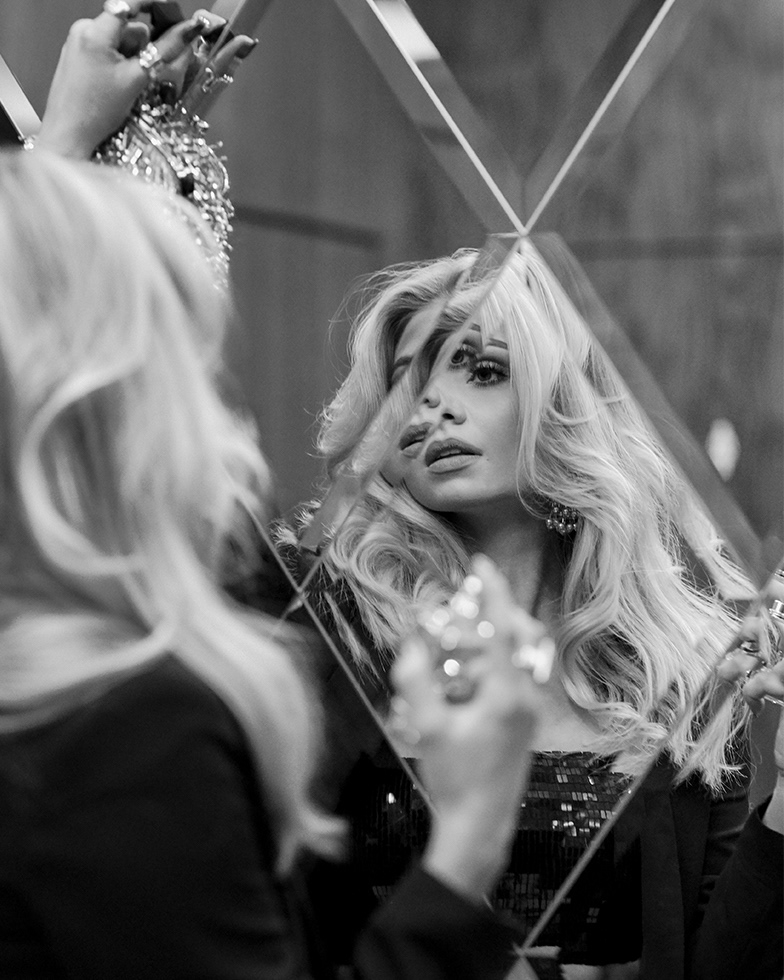 Portret przy lutrze - Marta Kaczmarczyk 2019 Mikołajki Fotograf Dariusz Światłowski