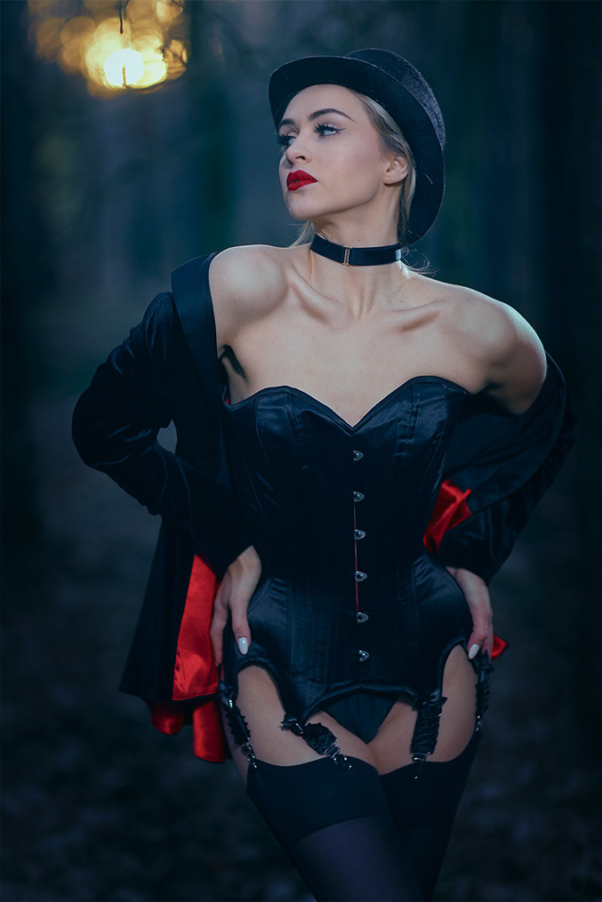 Kobieta w gorsecie, kapeluszu i seksownym stroju kabaretowym w środku lasu. Na zdjęciu Lillet Lamour. Sesja zdjęciowa 2020 Fotograf Dariusz Światłowski Warszawa