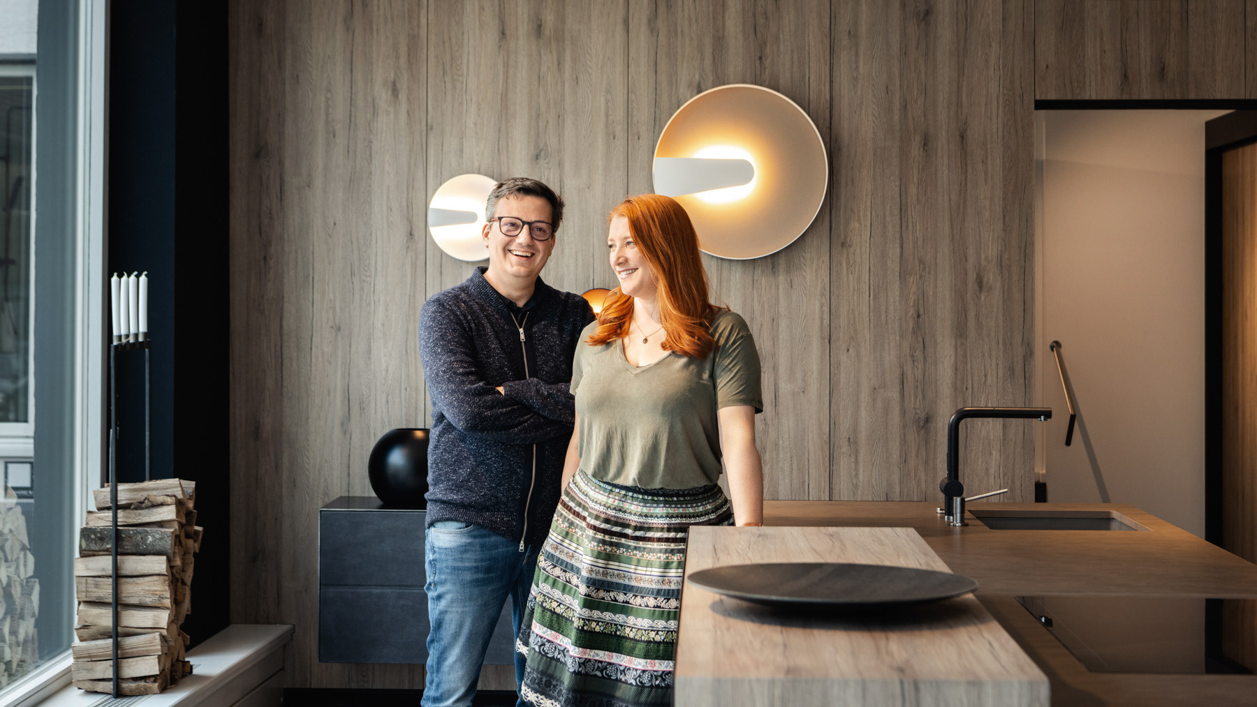 Portrait mit 2 Personen in Küchengeschäft