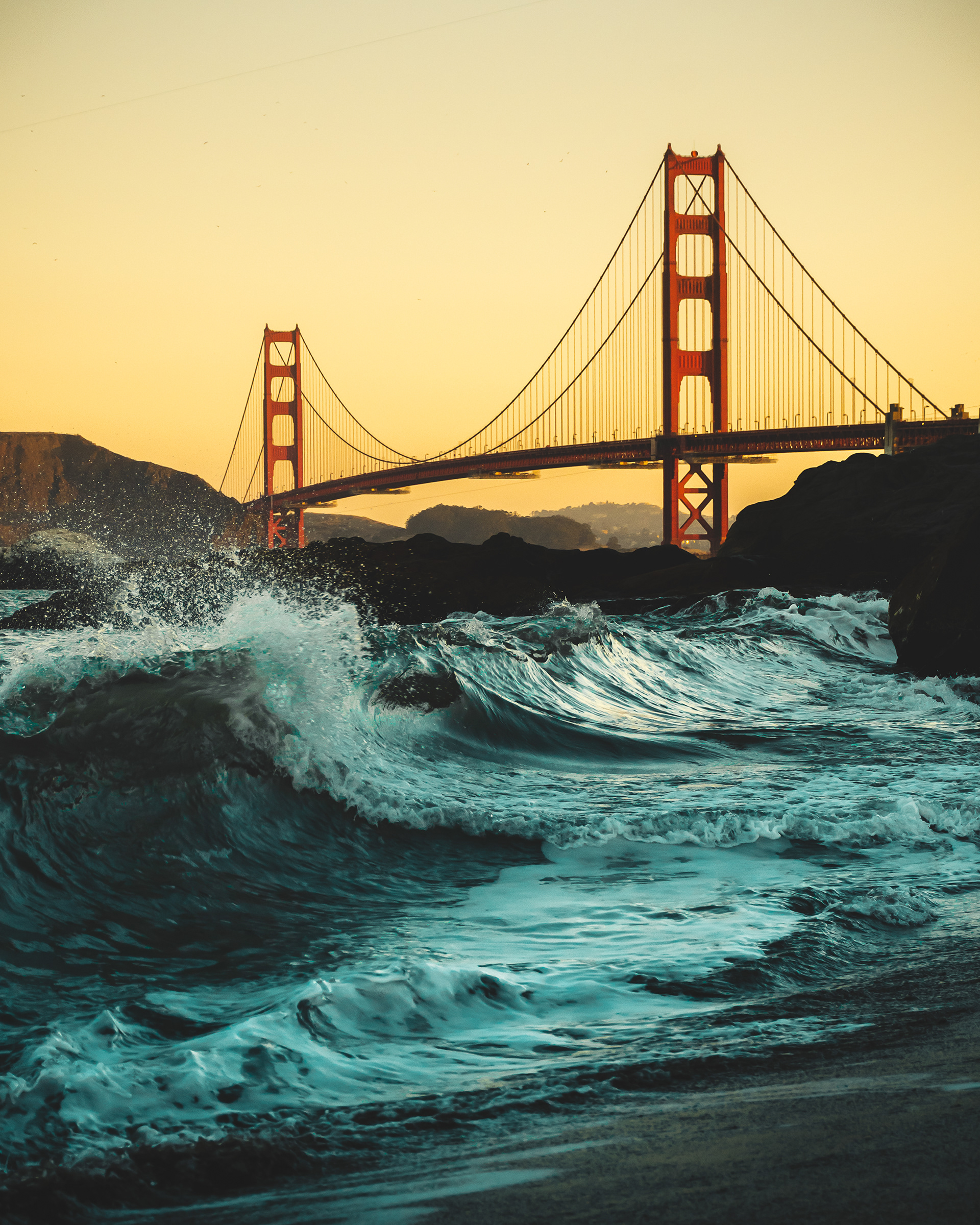 a golden gate bridge